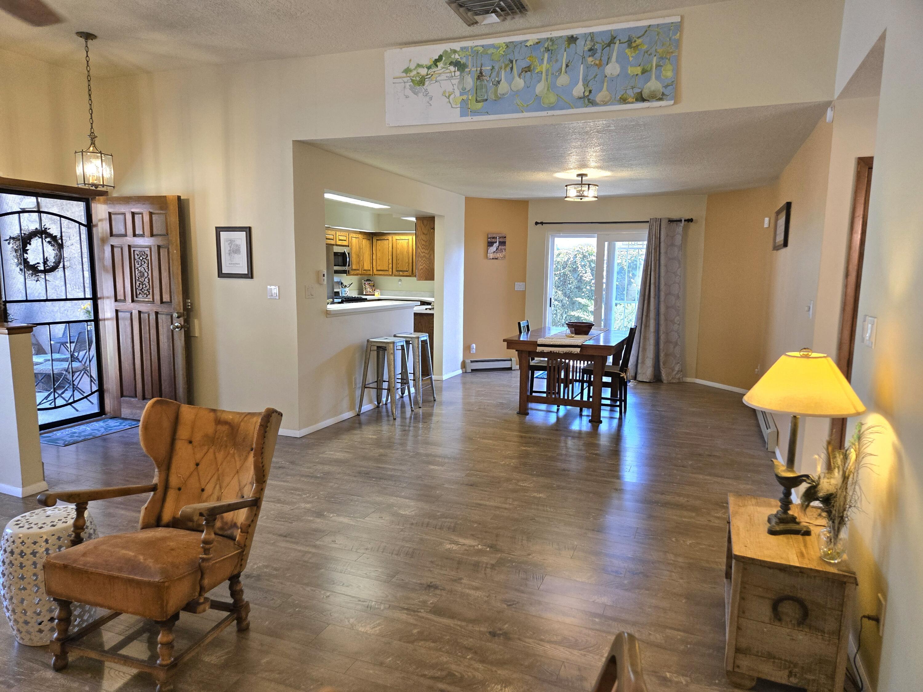 6605 Casa Loma NE
