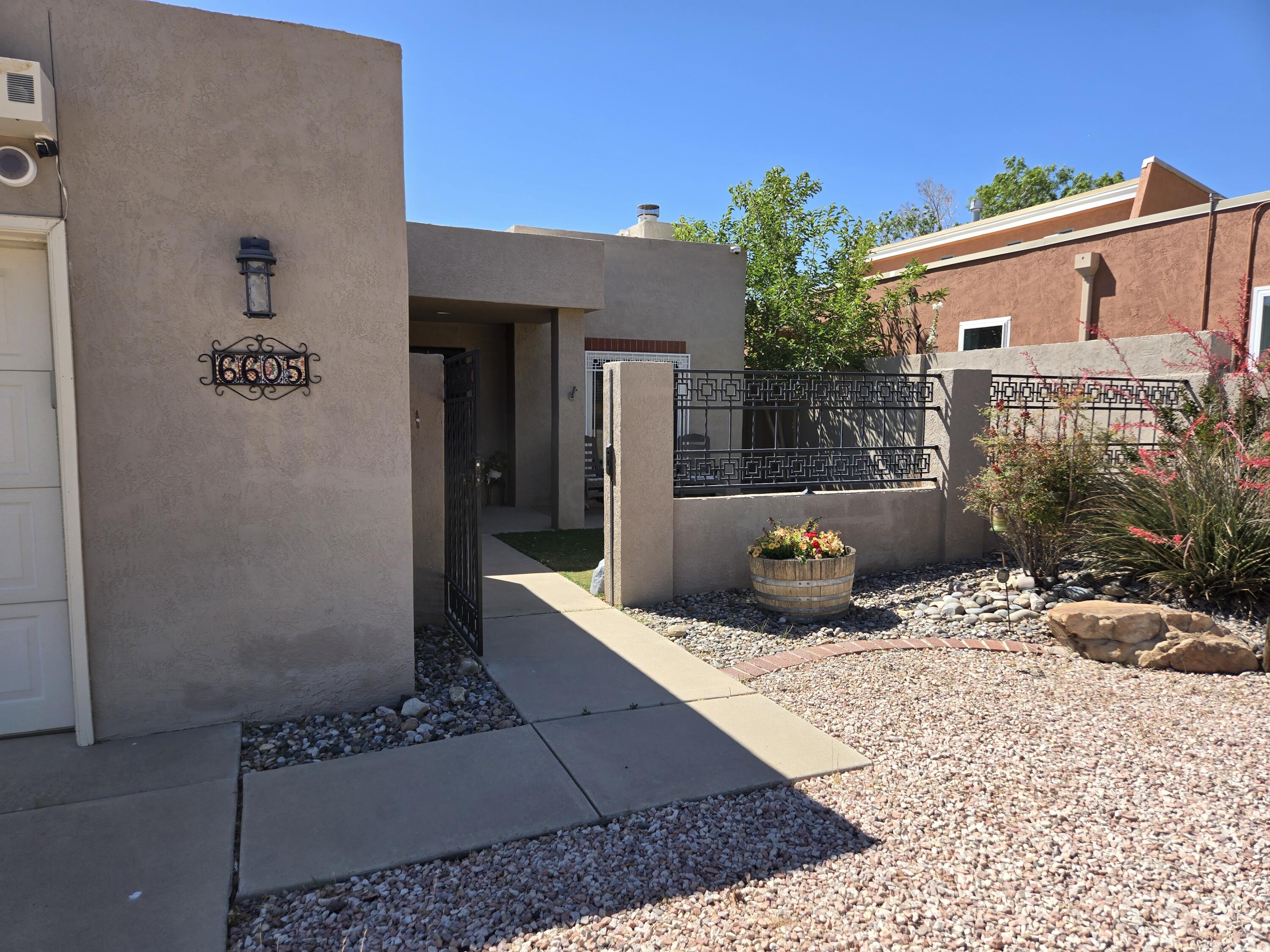 6605 Casa Loma NE