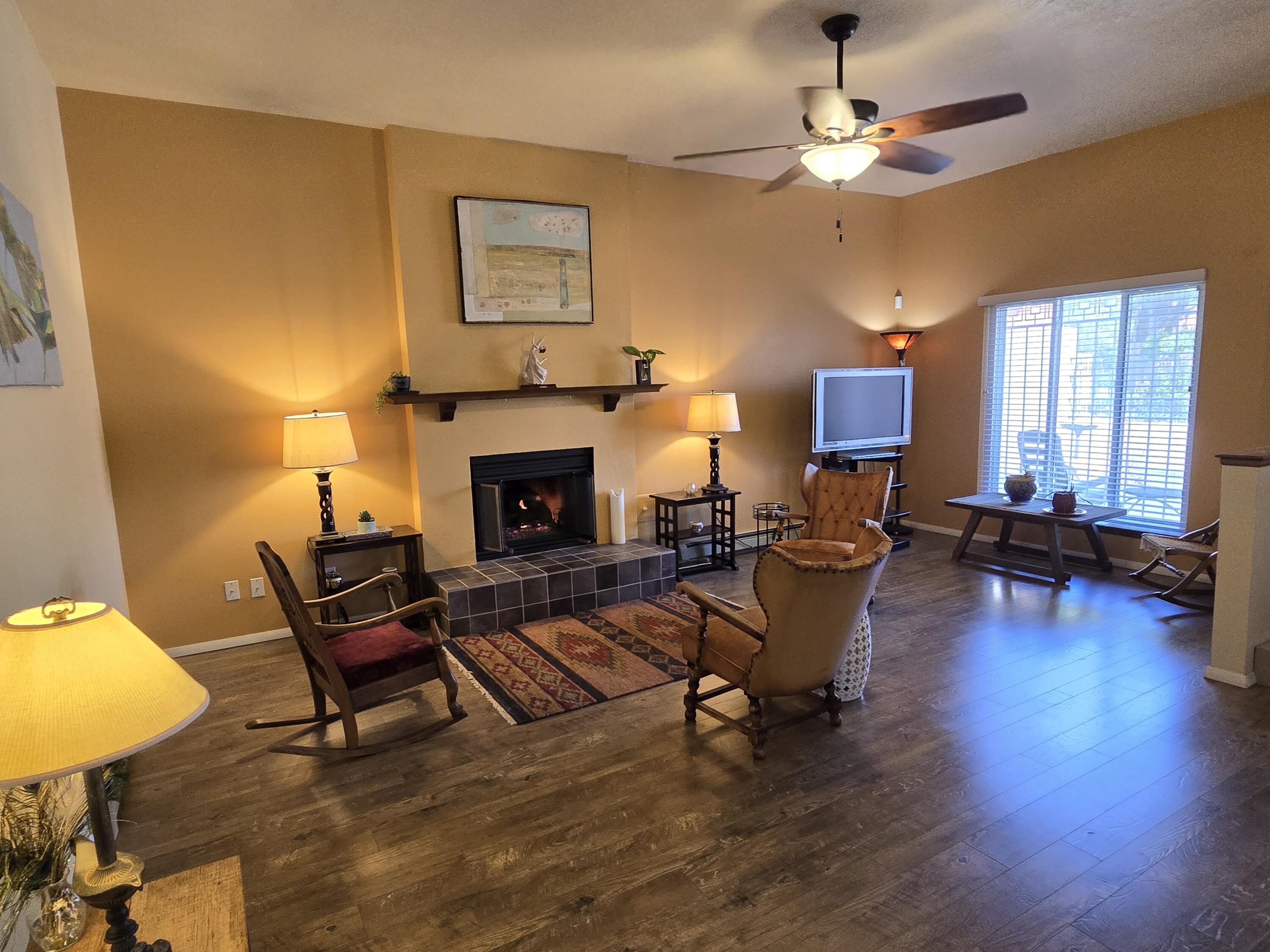 6605 Casa Loma NE