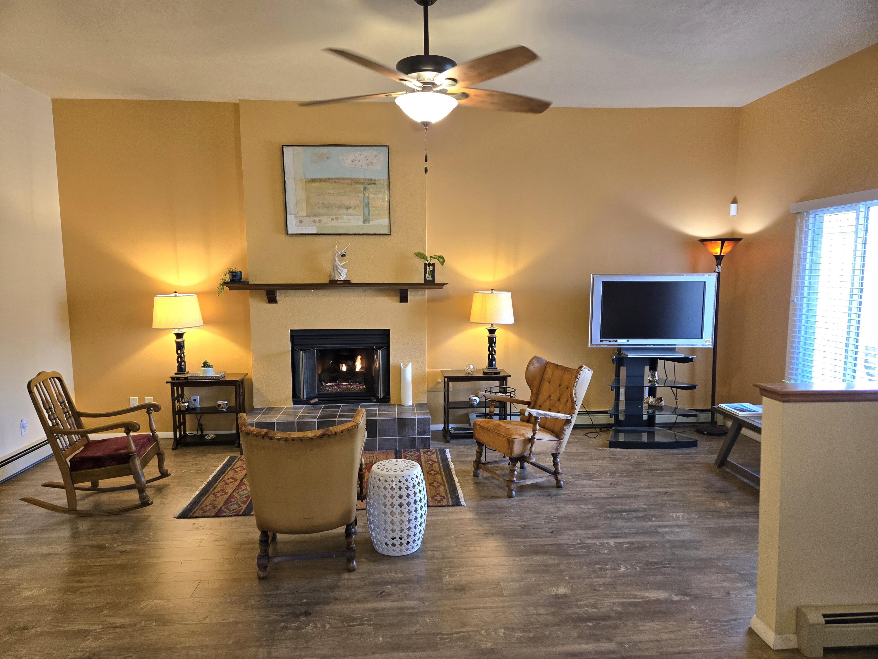 6605 Casa Loma NE