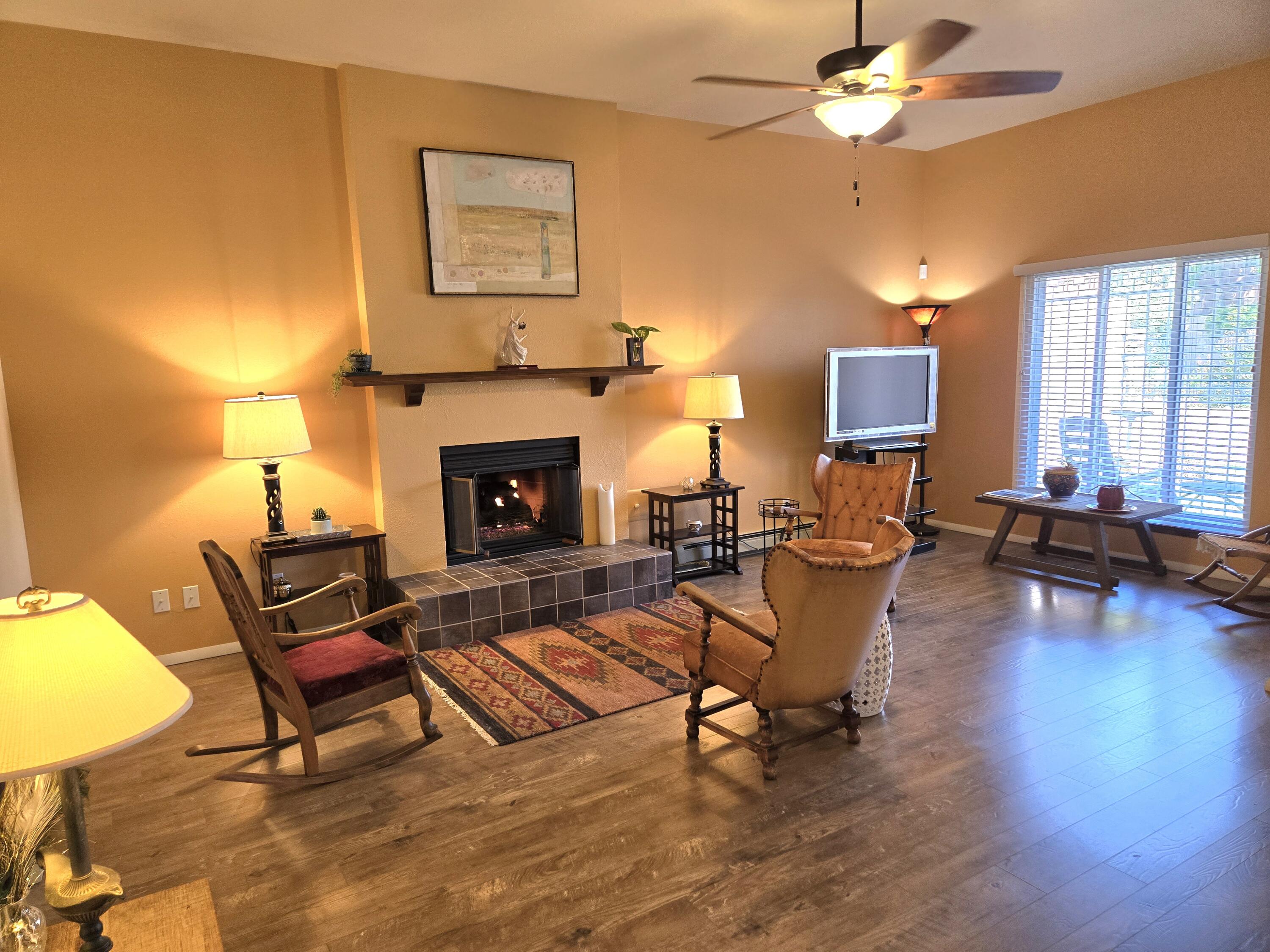 6605 Casa Loma NE