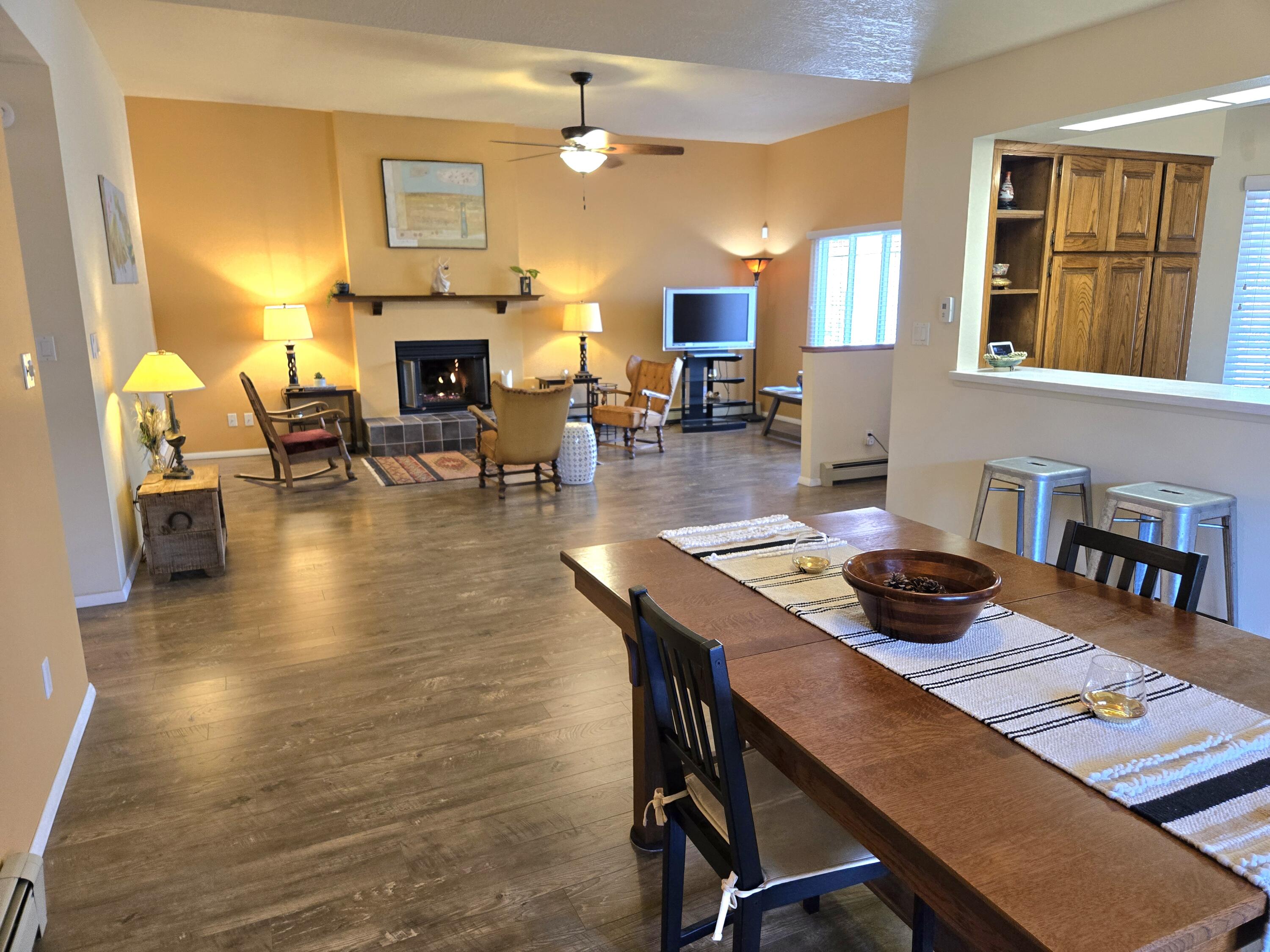 6605 Casa Loma NE
