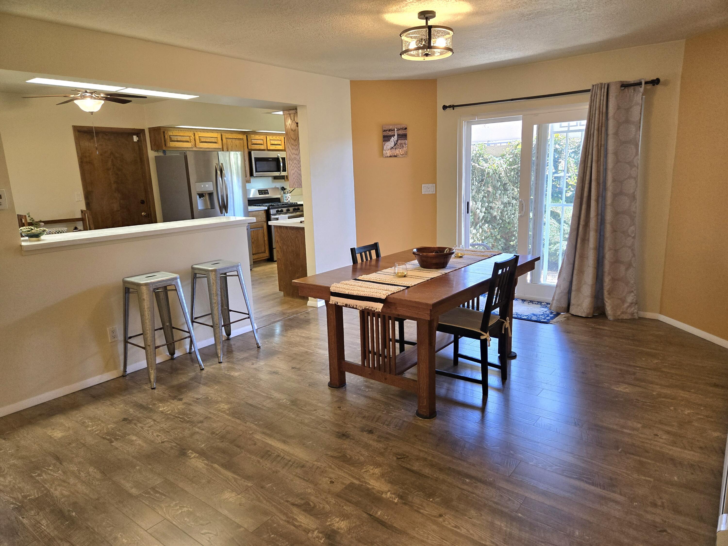 6605 Casa Loma NE