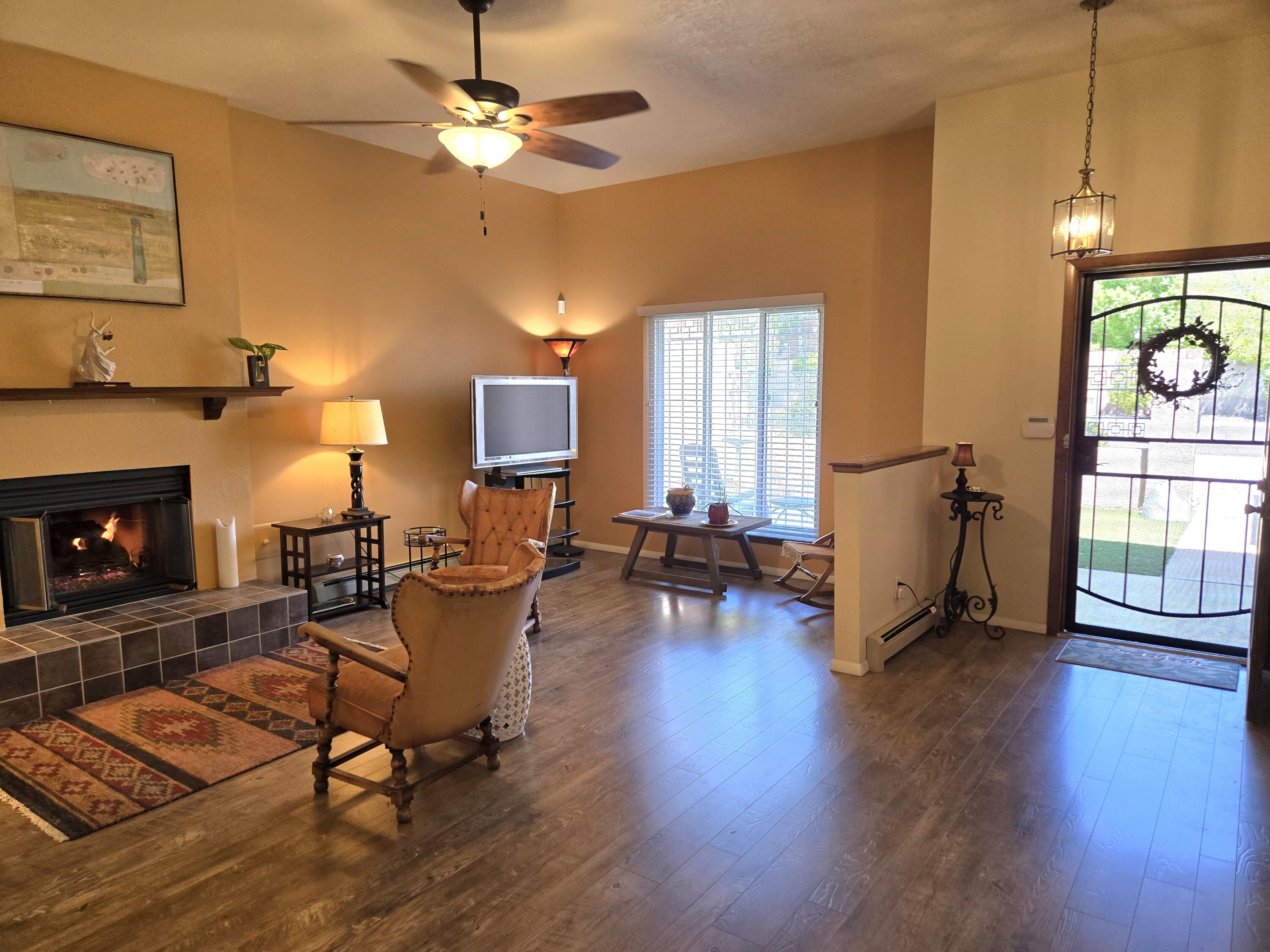 6605 Casa Loma NE