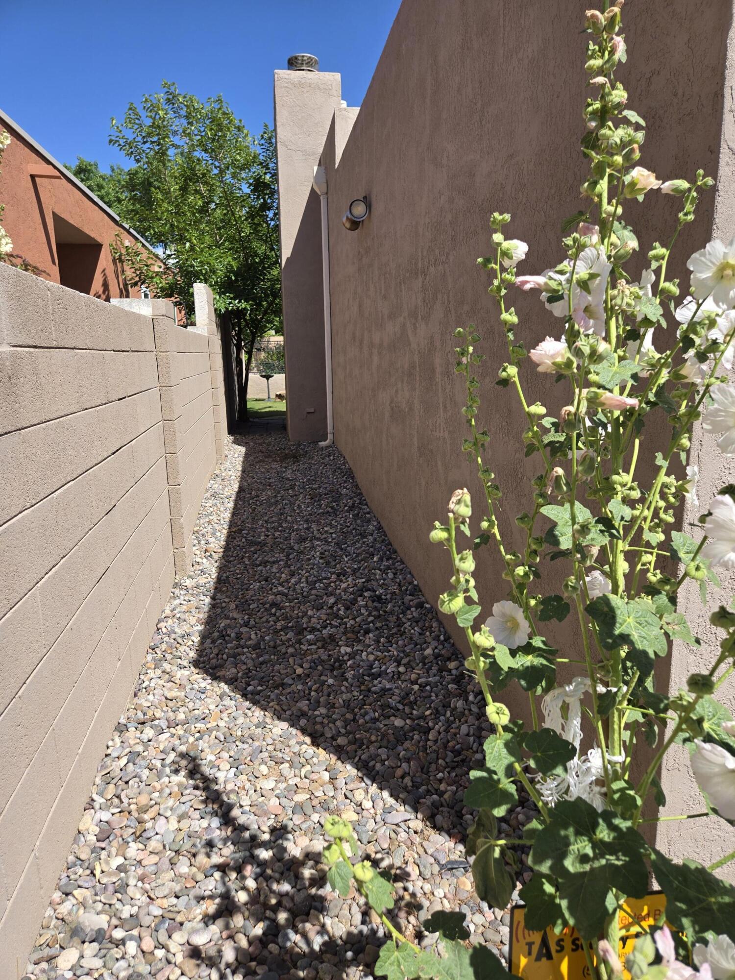 6605 Casa Loma NE