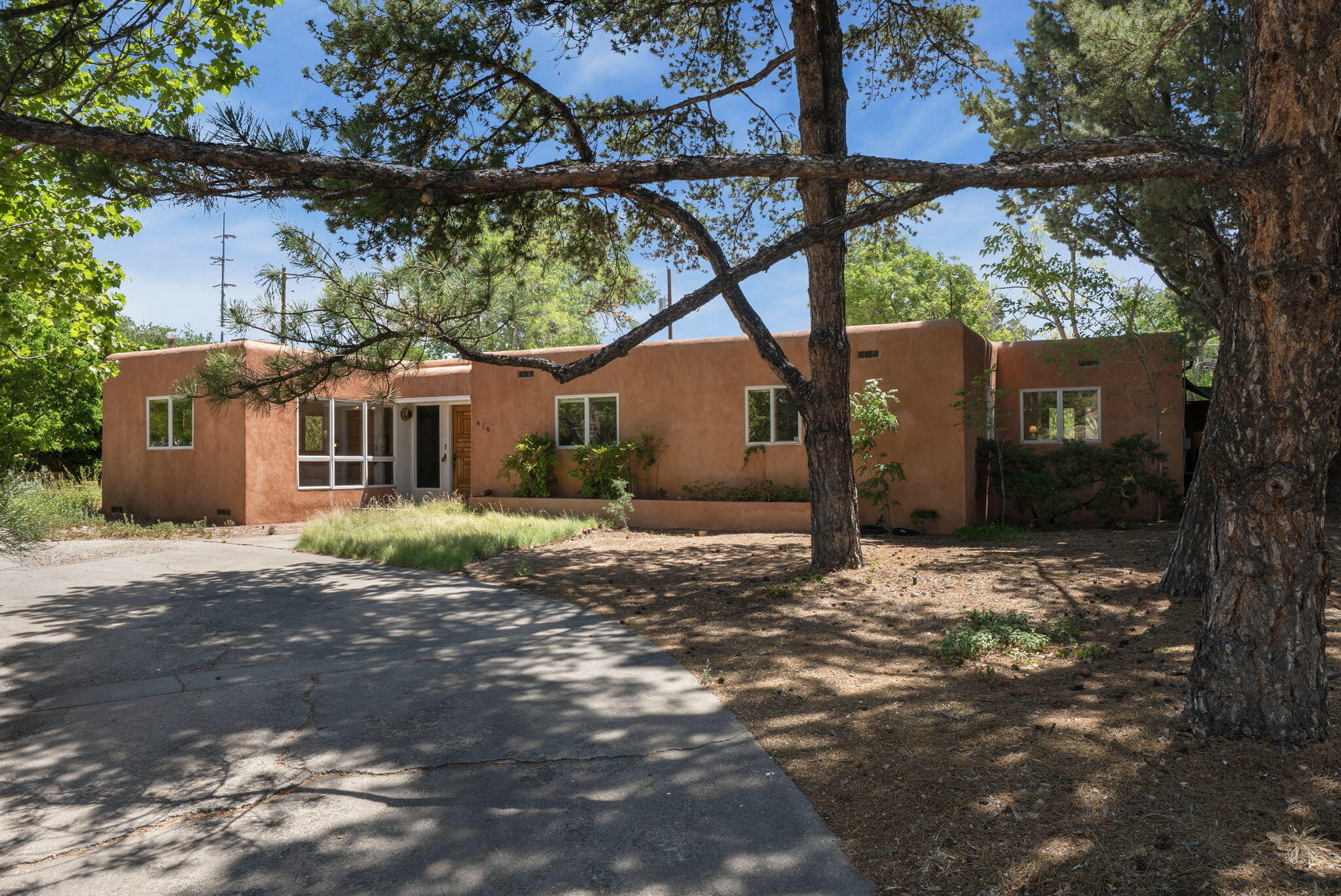 414 Vassar Drive NE