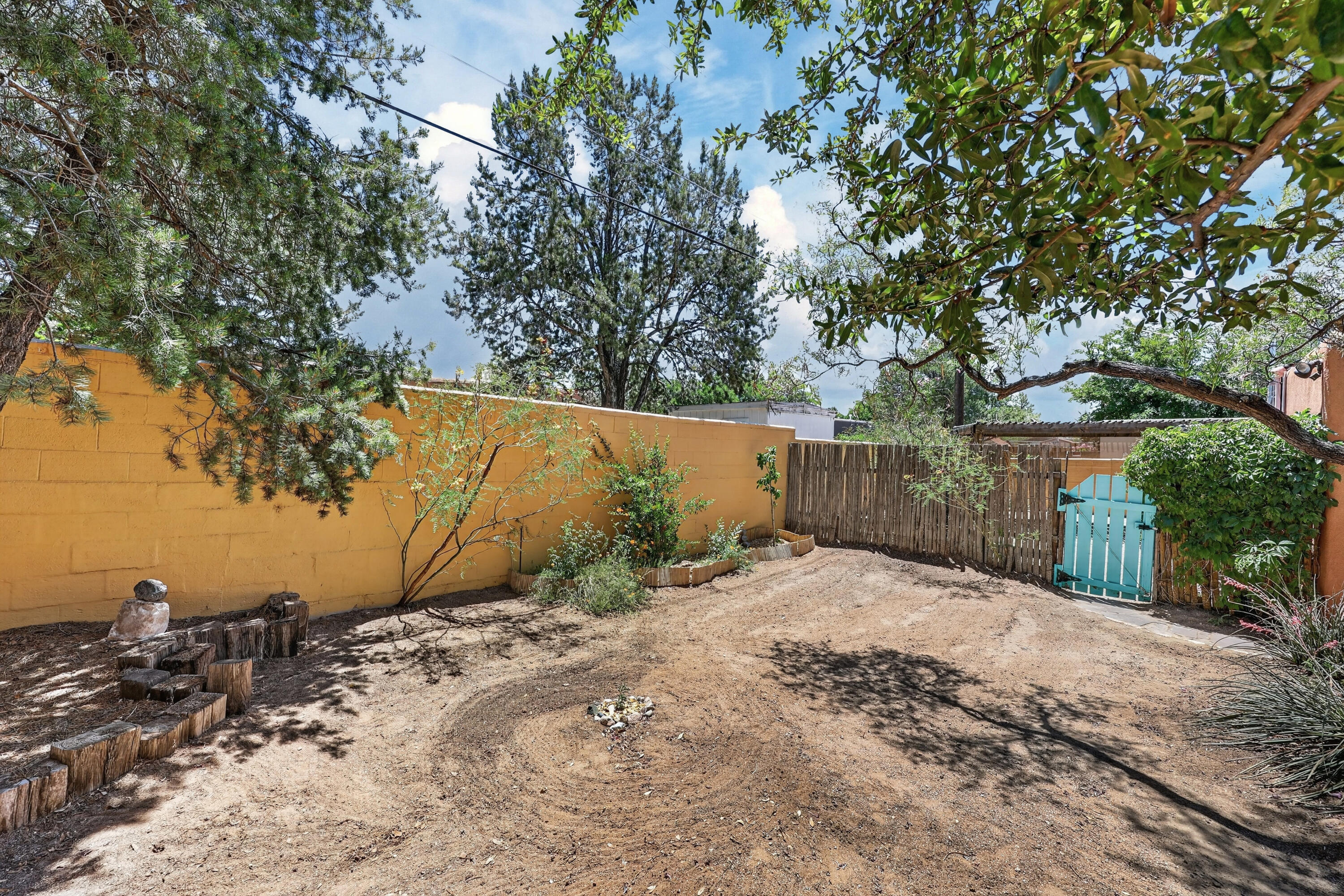600 Valencia Drive NE