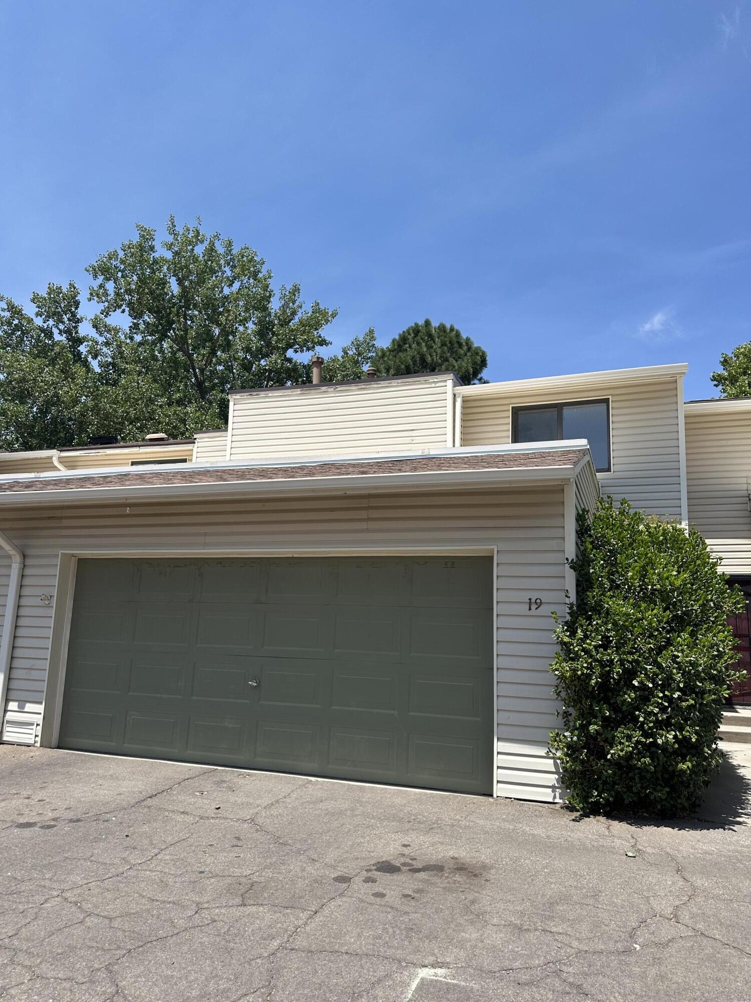 19 Lakeshore Drive NE