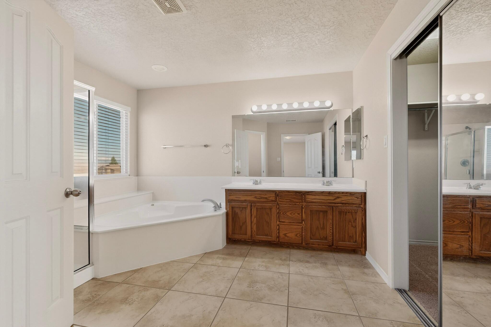 956 Molten Place NW