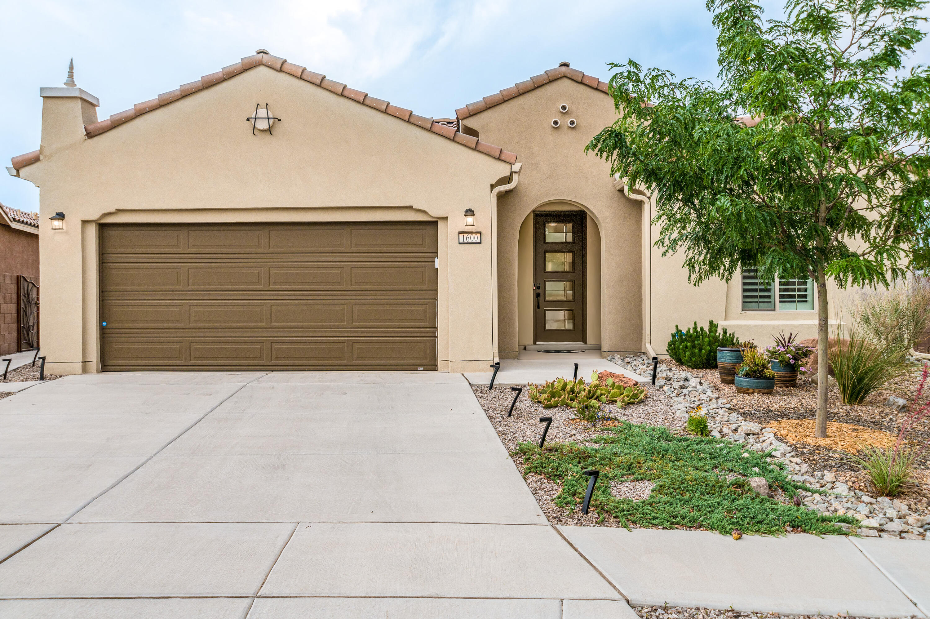 1600 Willow Canyon Trail NW