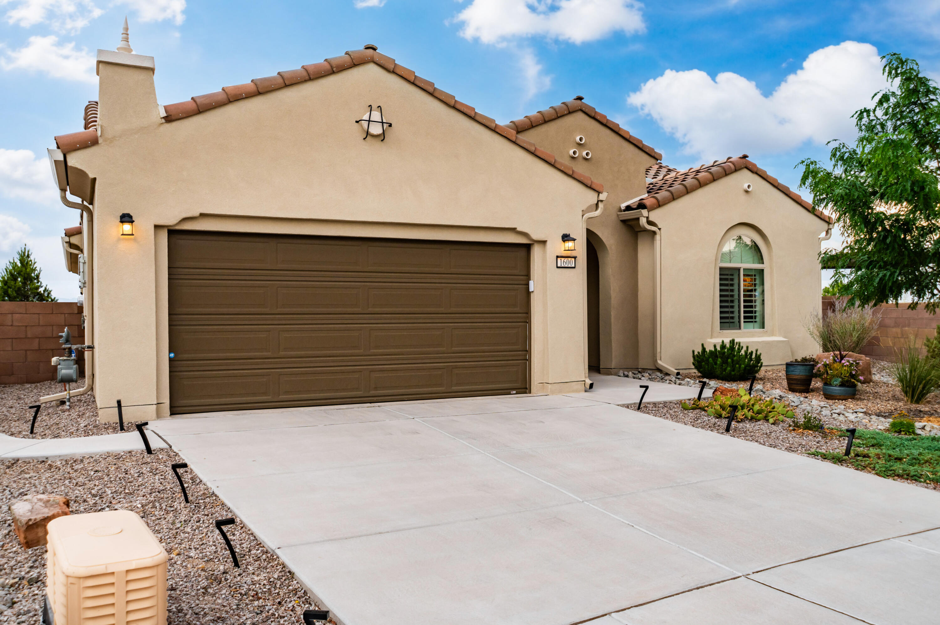 1600 Willow Canyon Trail NW