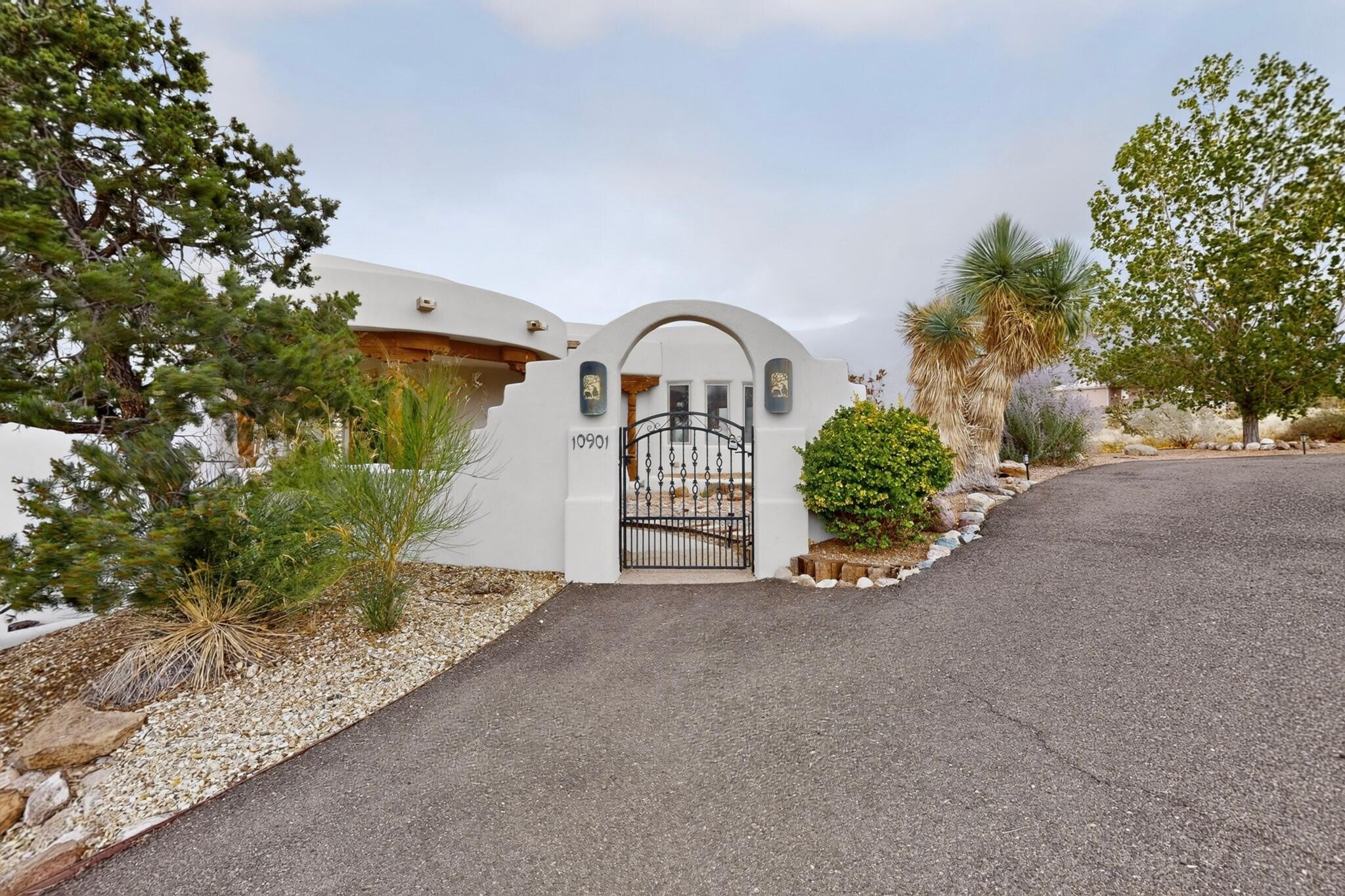 10901 Elena Drive NE