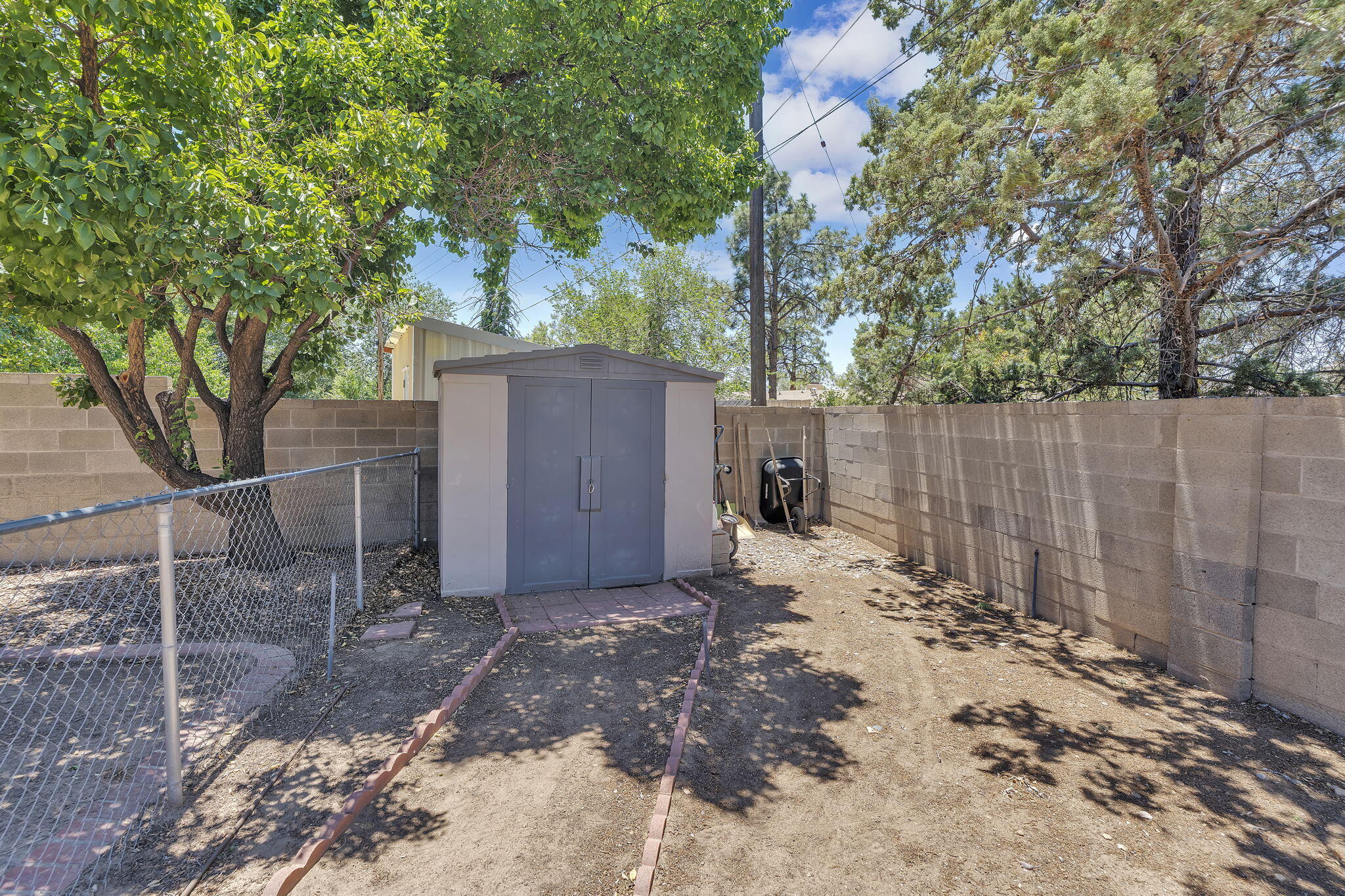 5909 Woodford Drive NE