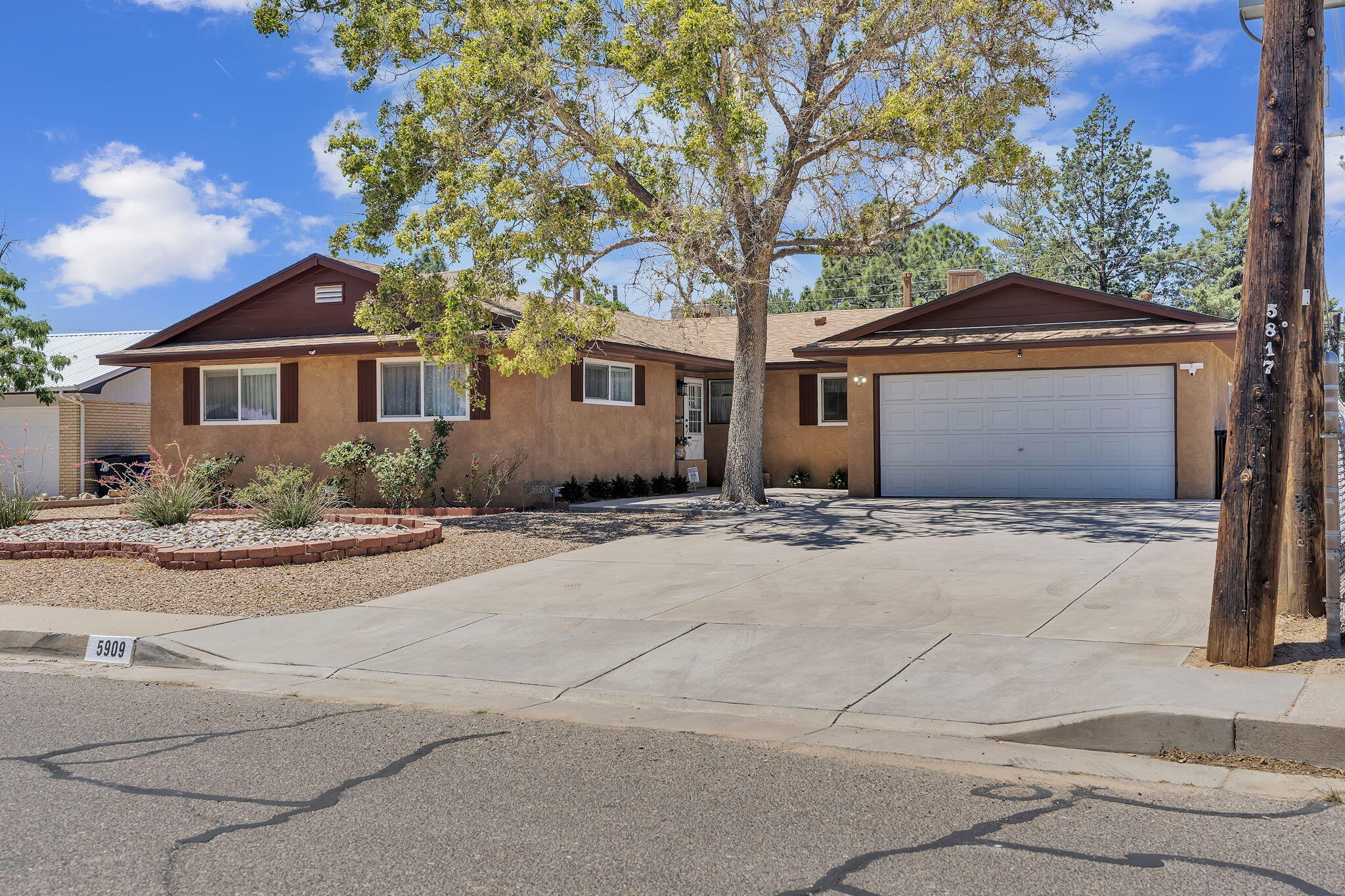 5909 Woodford Drive NE