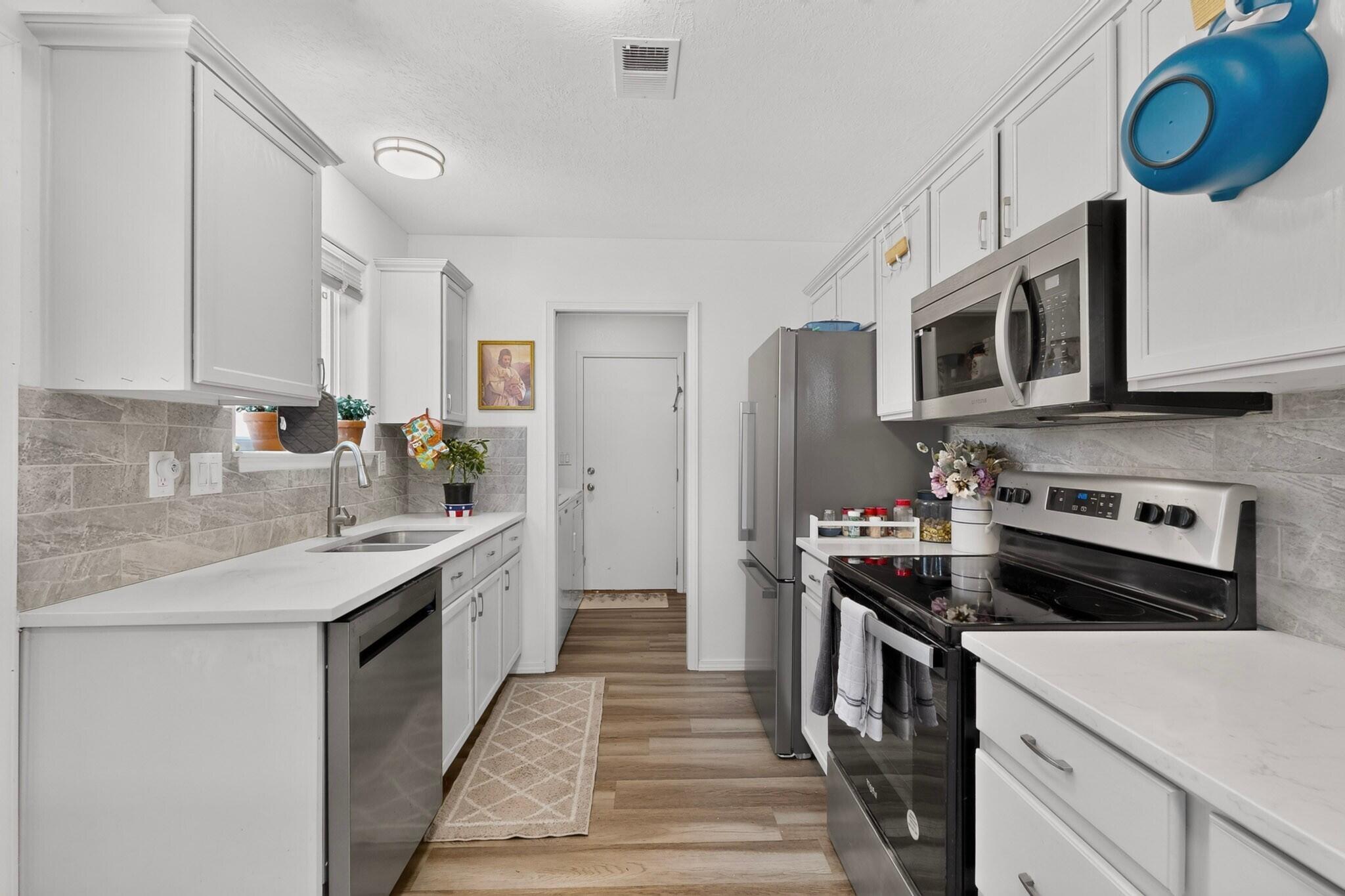 2 Detrias Court