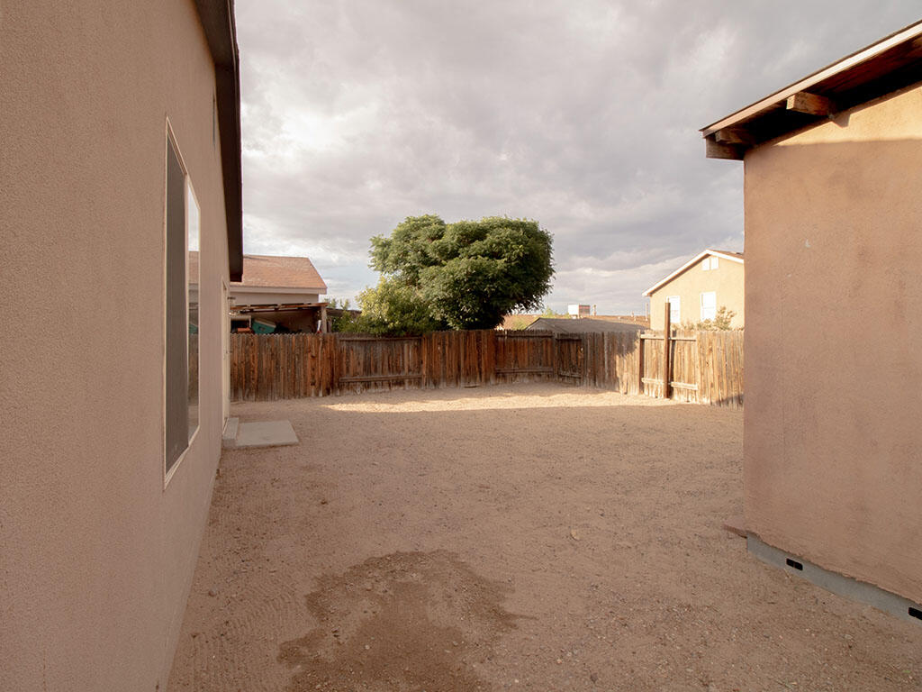 476 Desert Bluff Drive SW