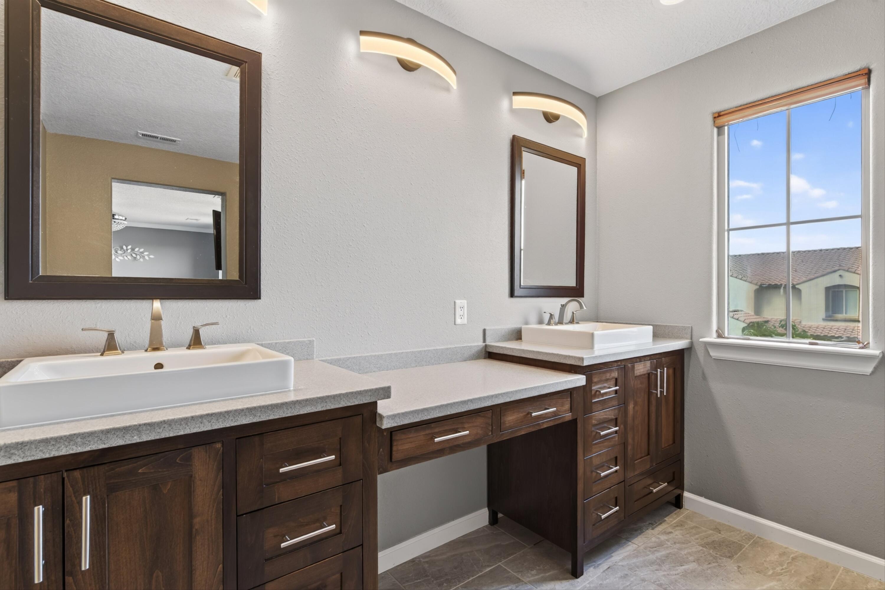 541 Loma Linda Loop NE