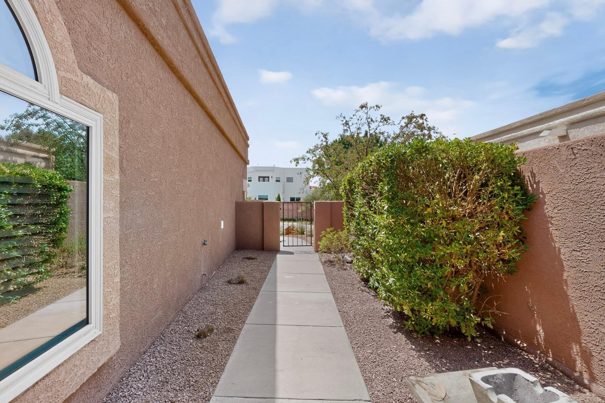 9663 De Vargas Loop NE