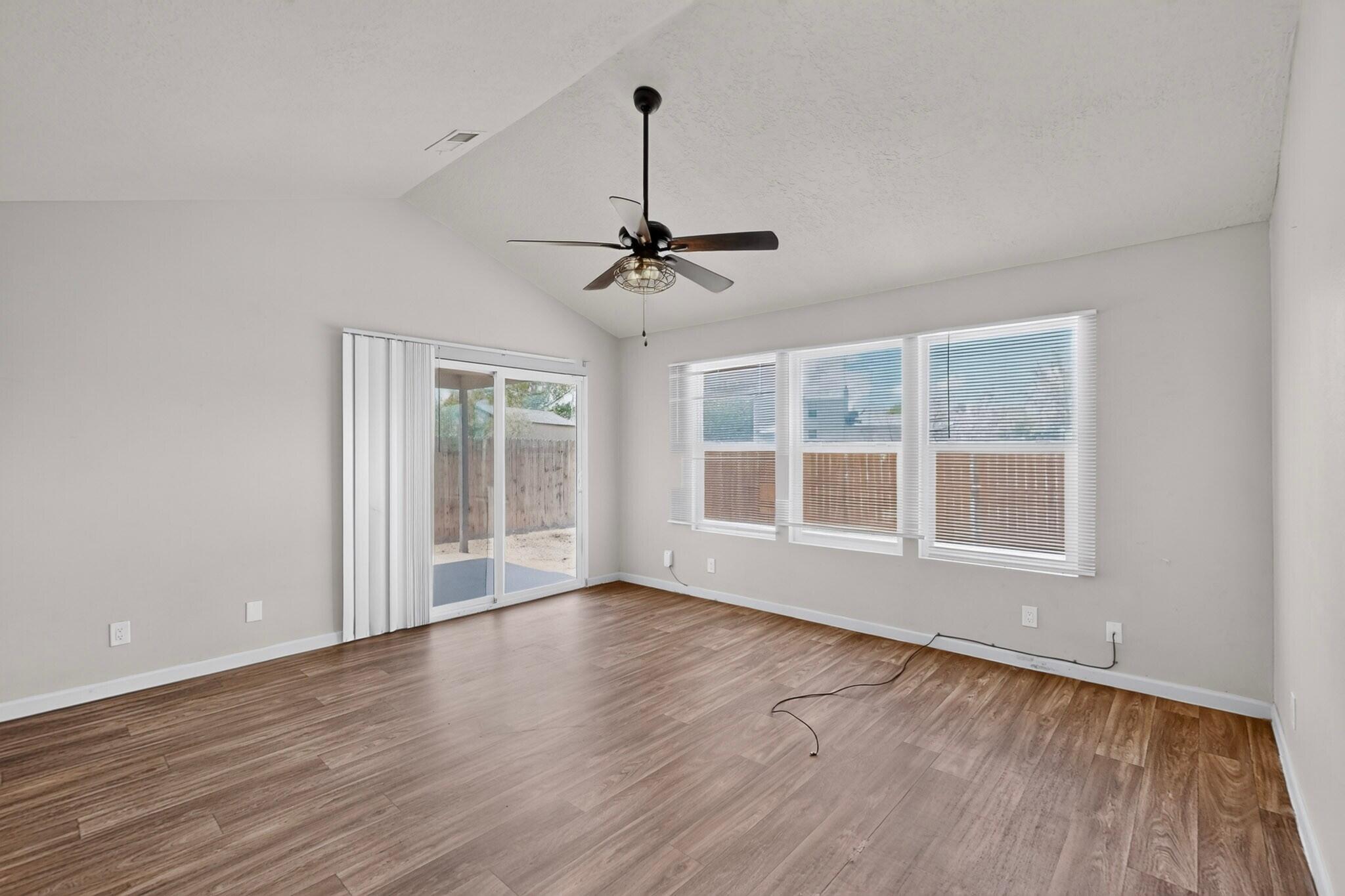 1426 Golden Eye Loop NE