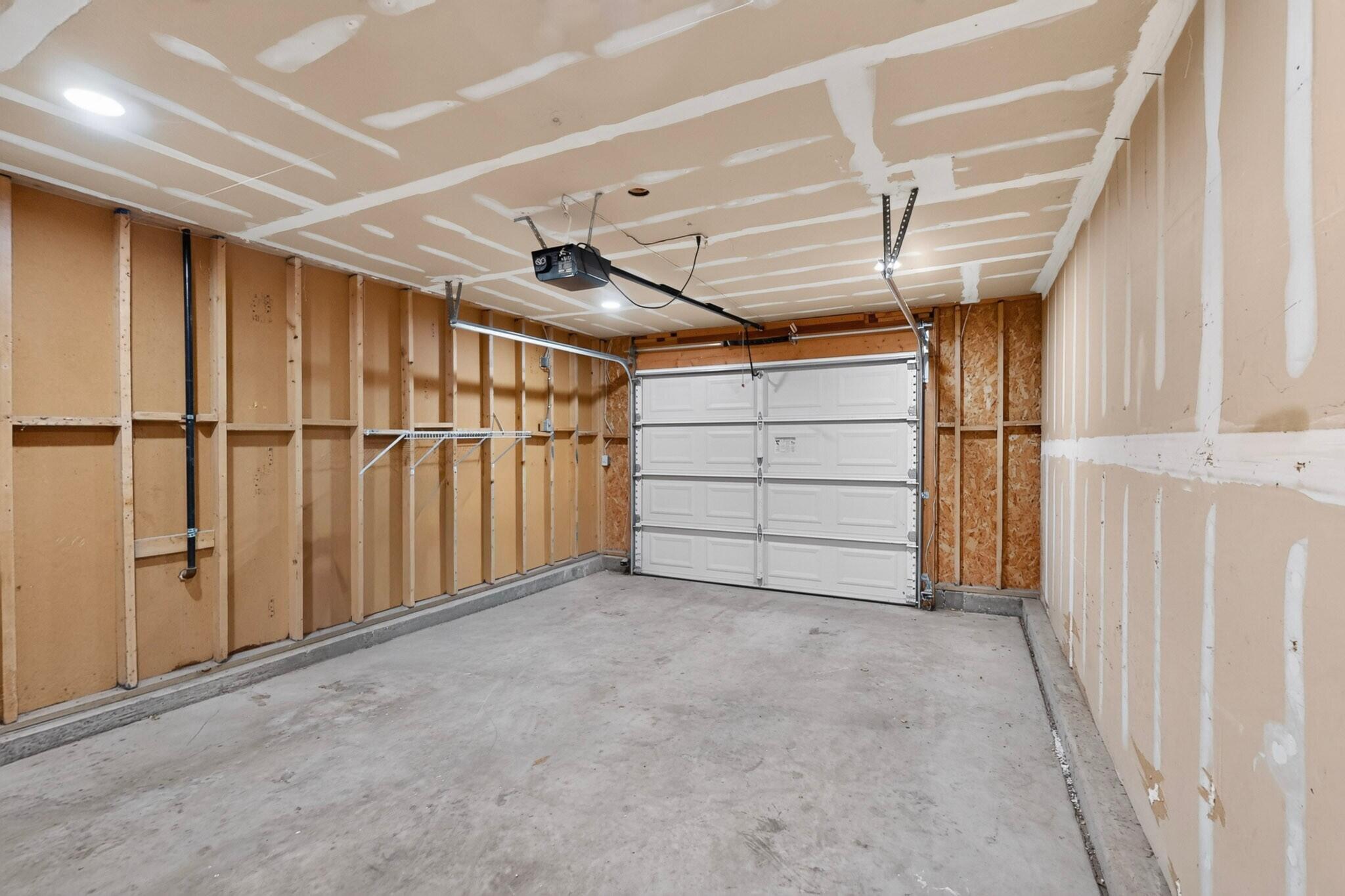 1426 Golden Eye Loop NE