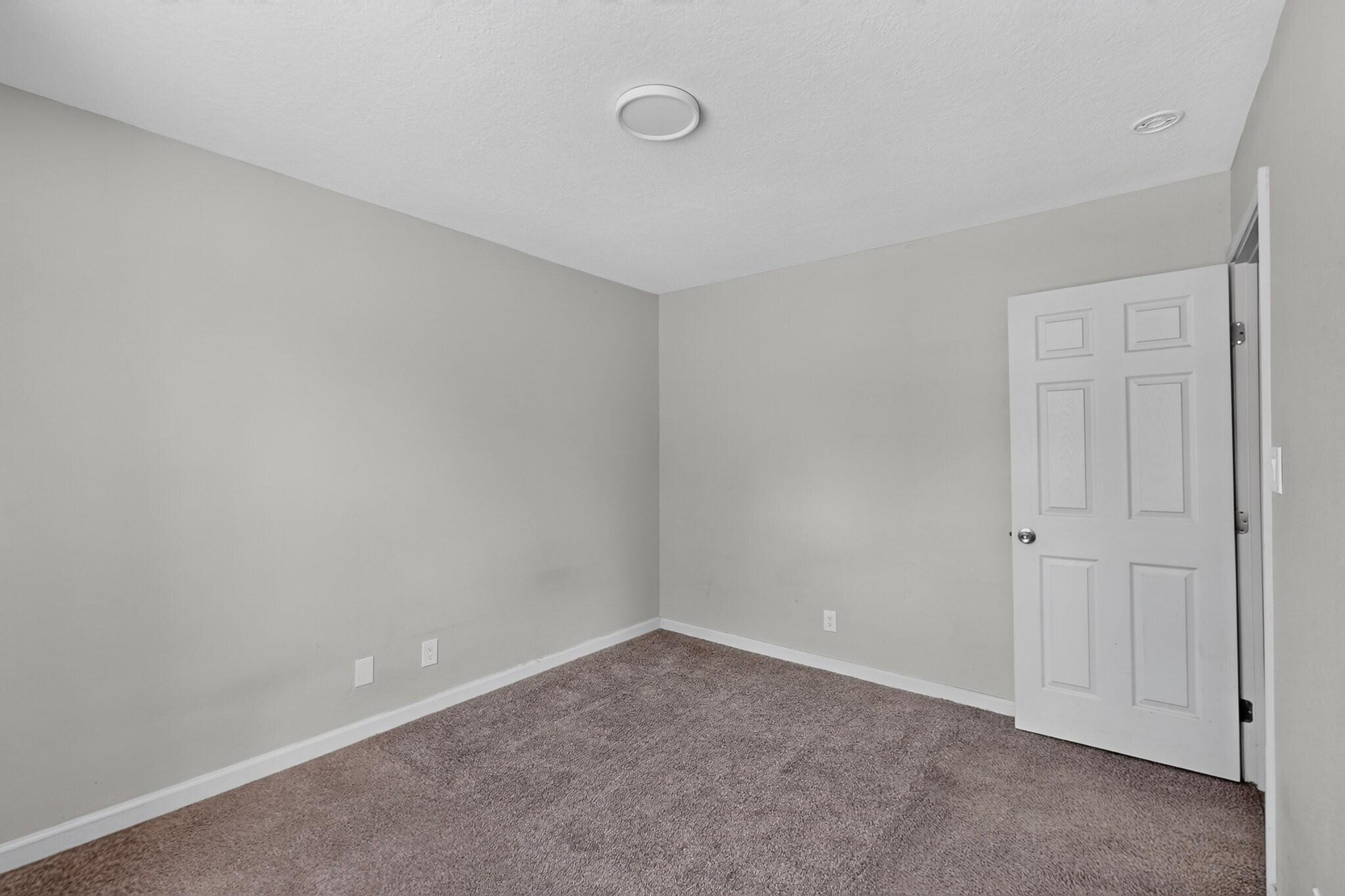 1426 Golden Eye Loop NE
