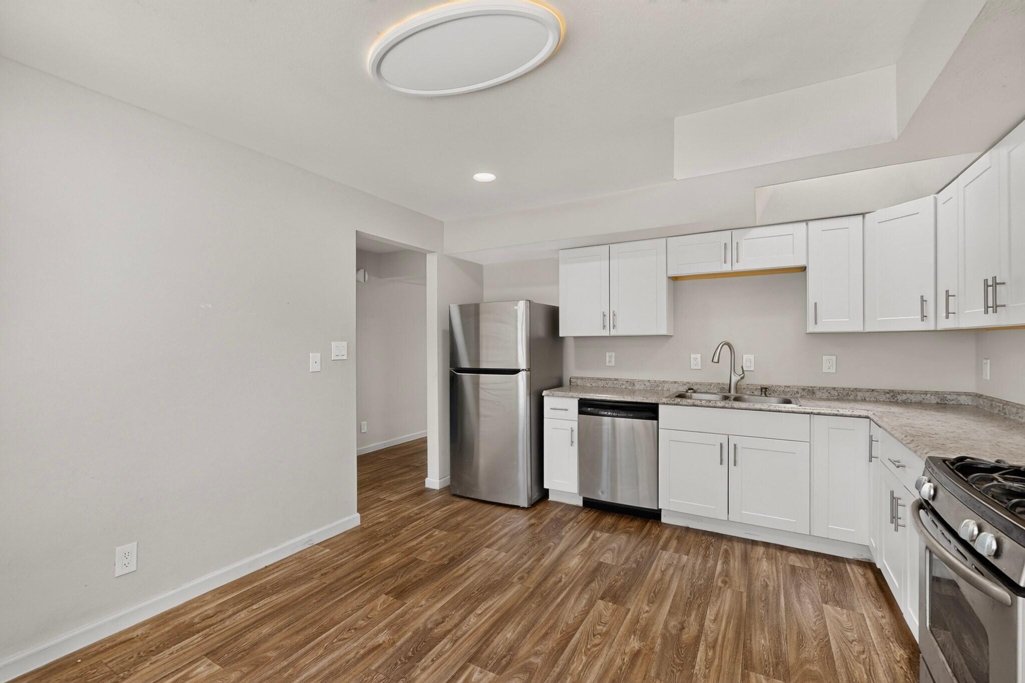 1426 Golden Eye Loop NE