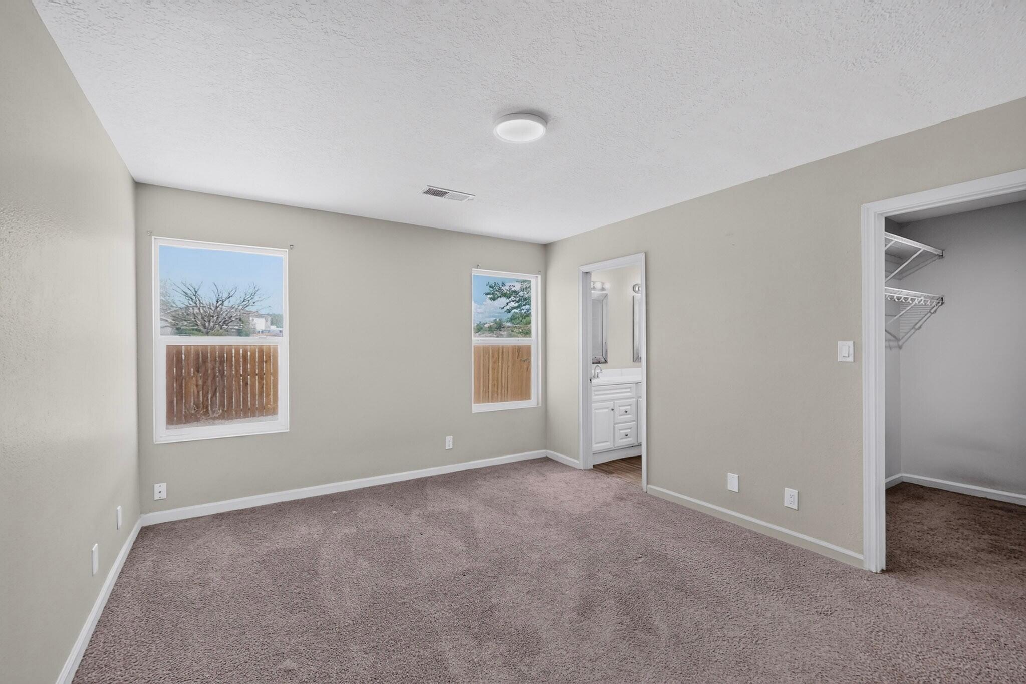 1426 Golden Eye Loop NE