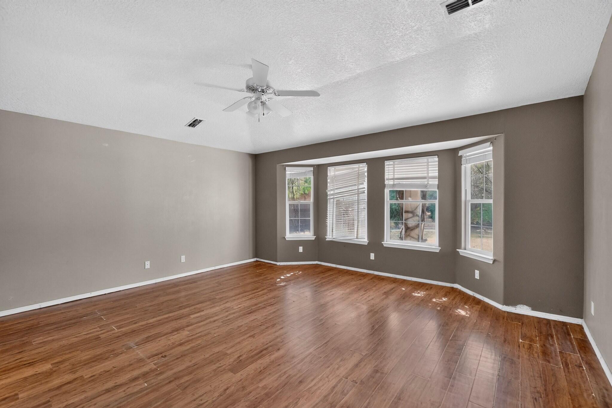 2417 Manzano Loop NE