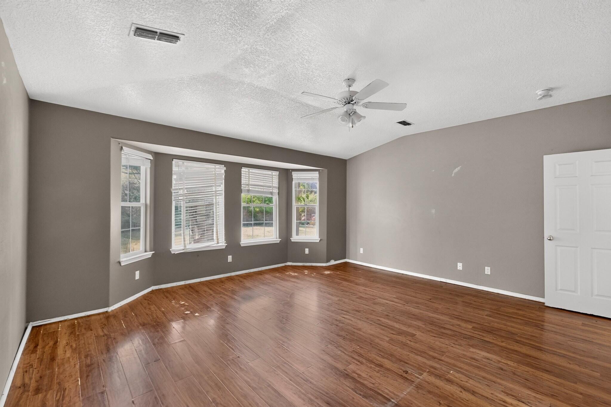 2417 Manzano Loop NE
