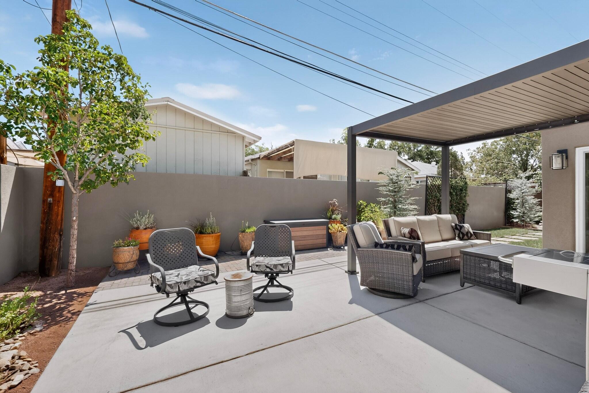 328 Fontana Place NE