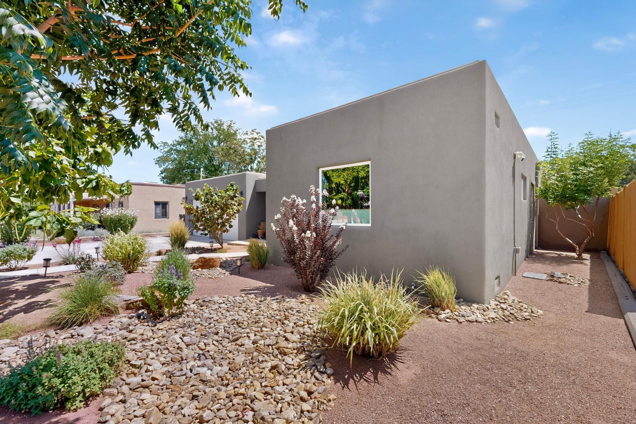 328 Fontana Place NE