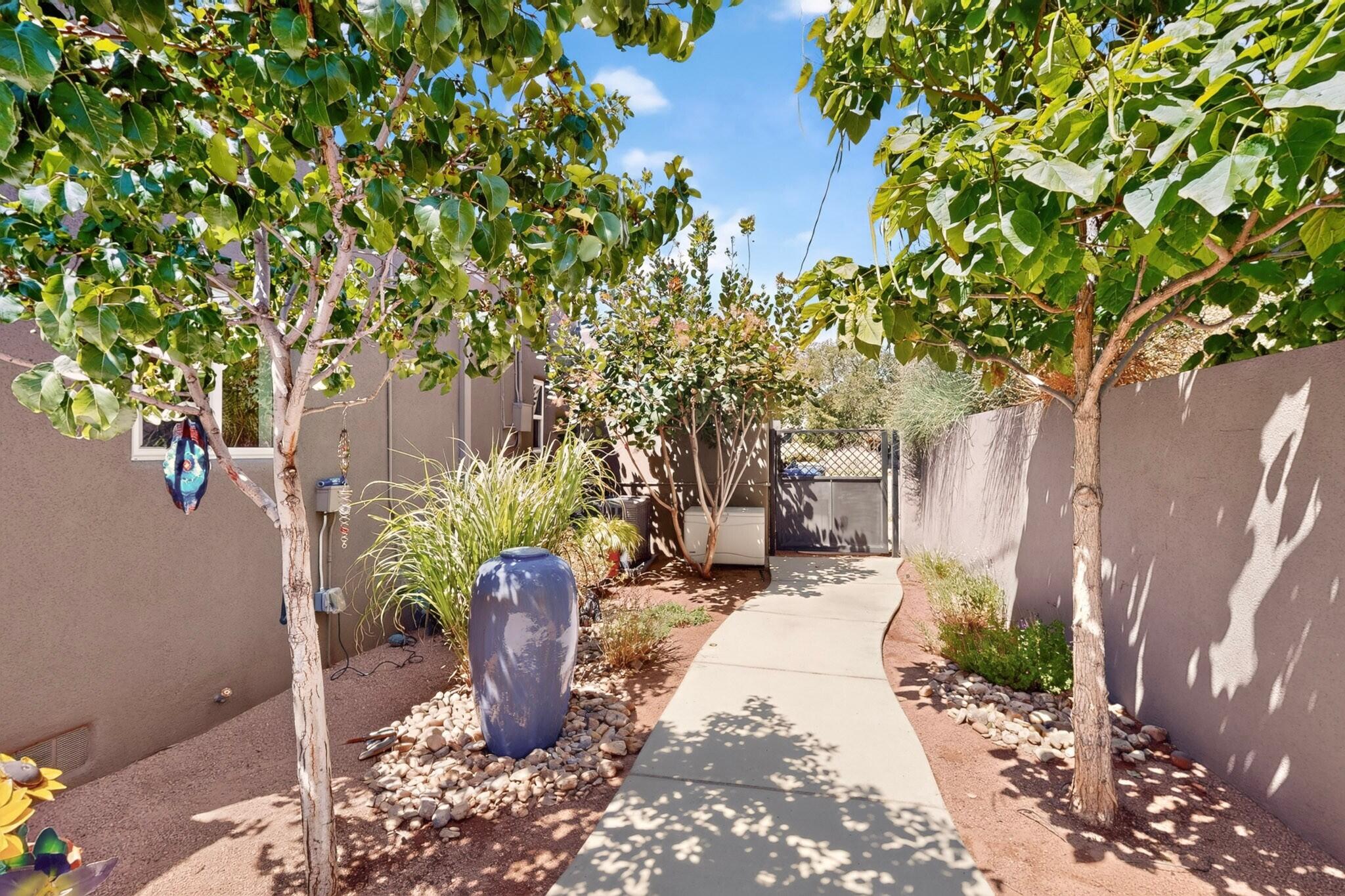 328 Fontana Place NE