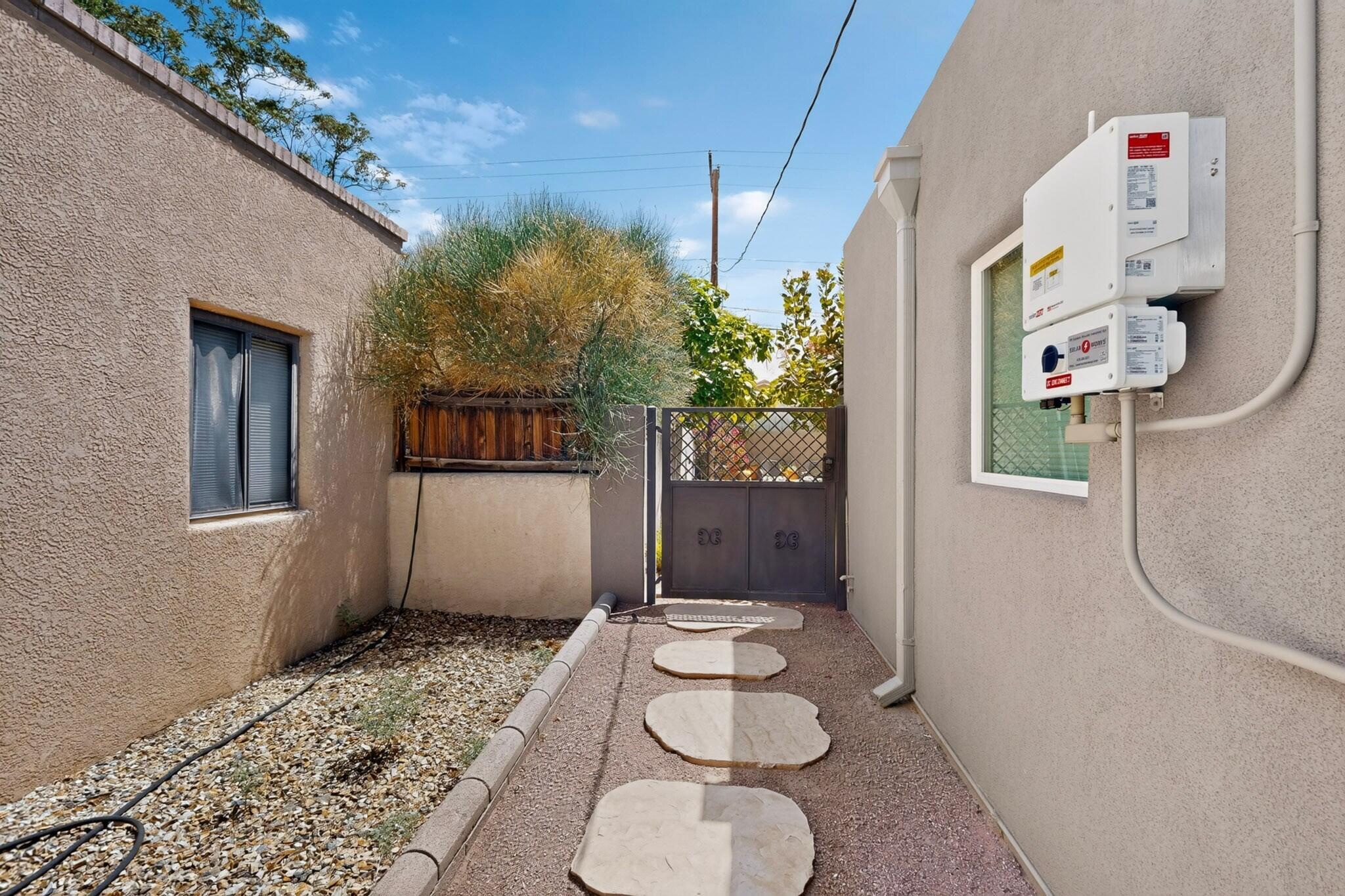 328 Fontana Place NE