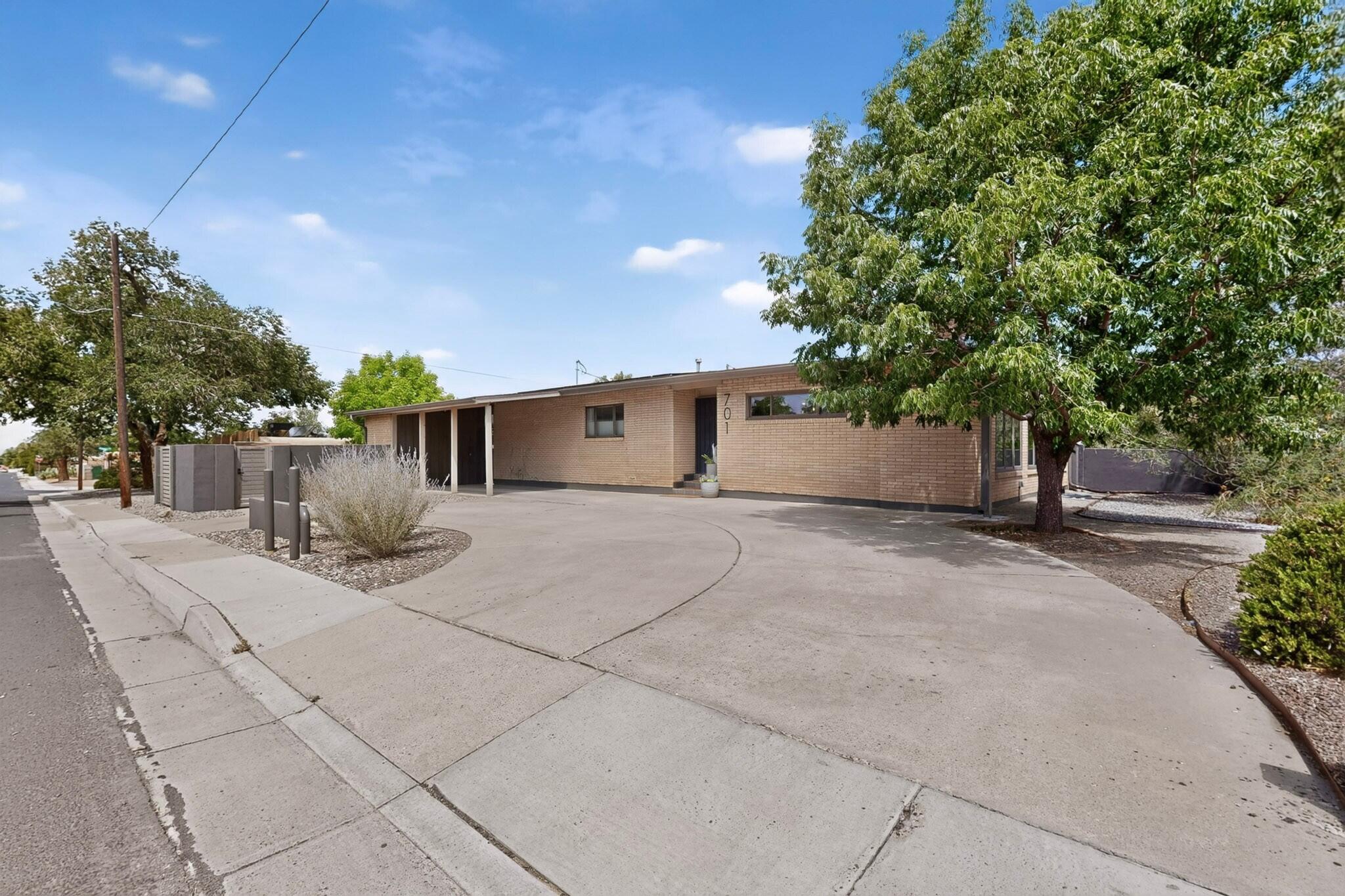 701 Alvarado Drive NE