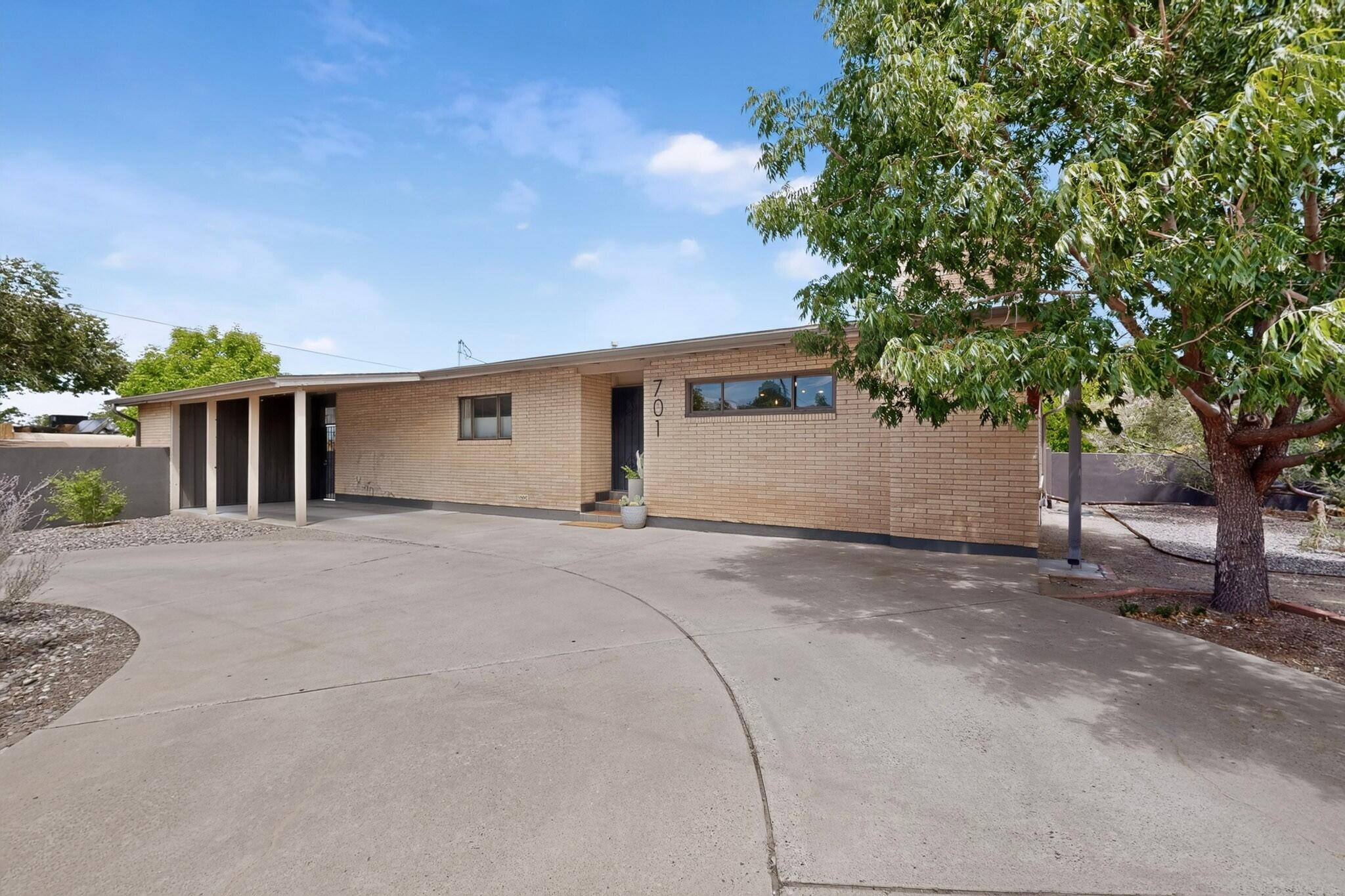 701 Alvarado Drive NE