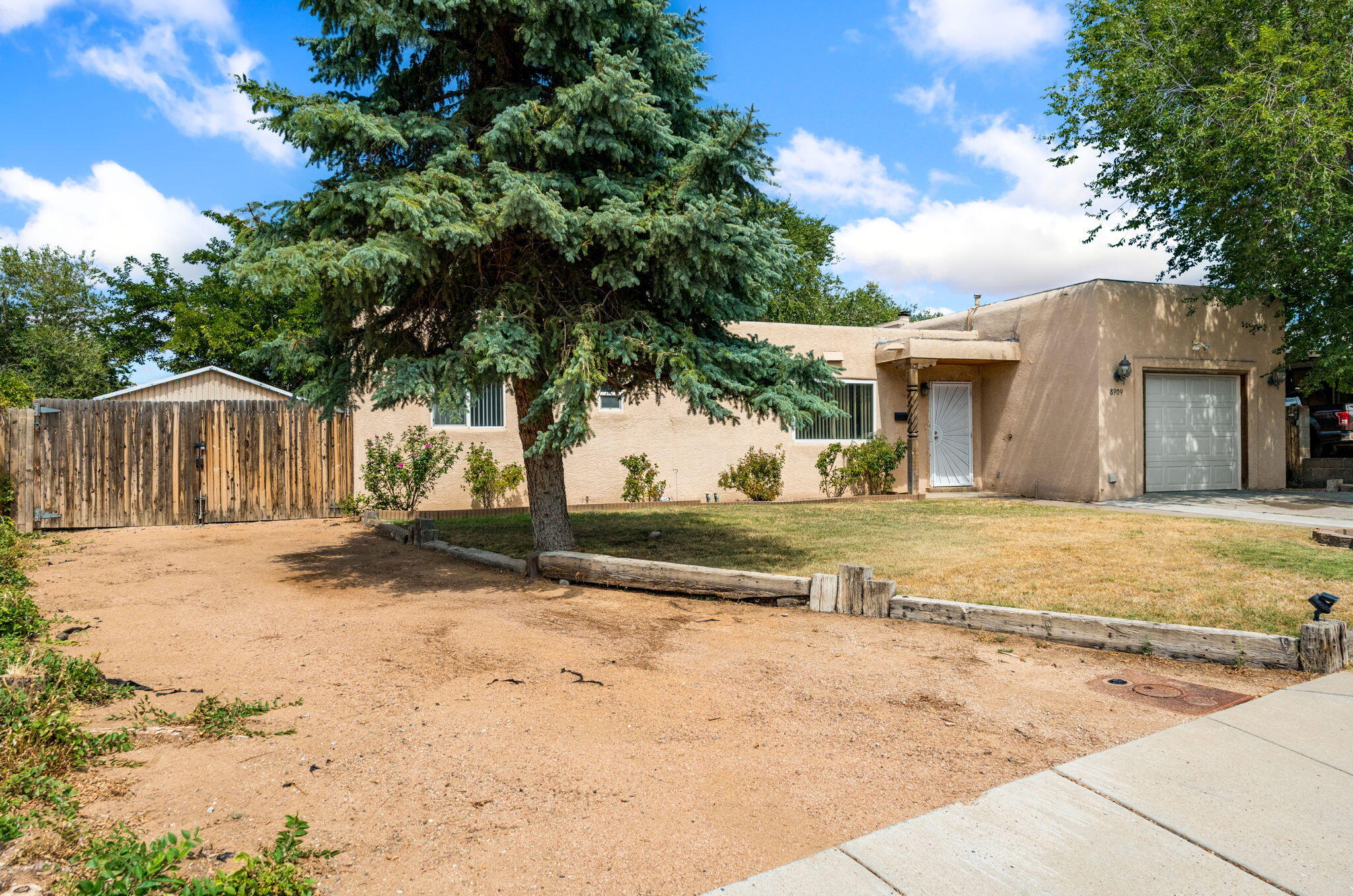 8909 Shoshone Road NE