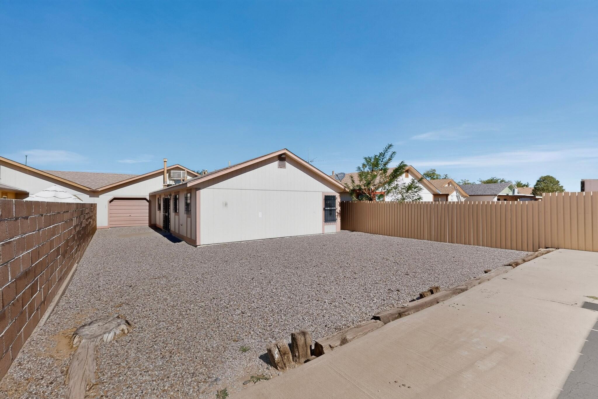 884 Entrada Drive SW