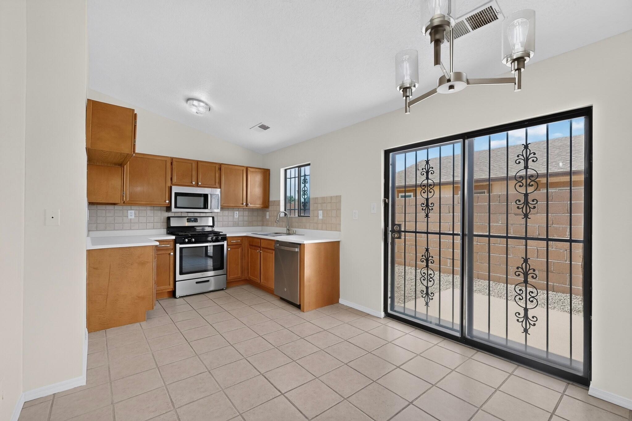 884 Entrada Drive SW