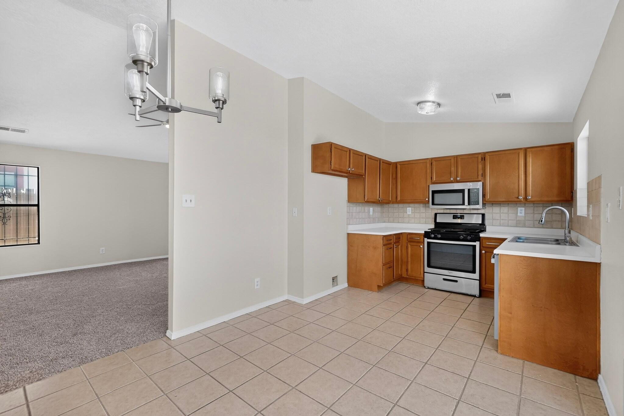 884 Entrada Drive SW