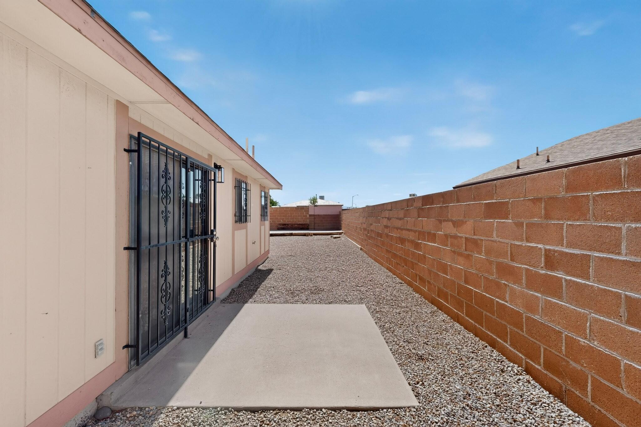 884 Entrada Drive SW