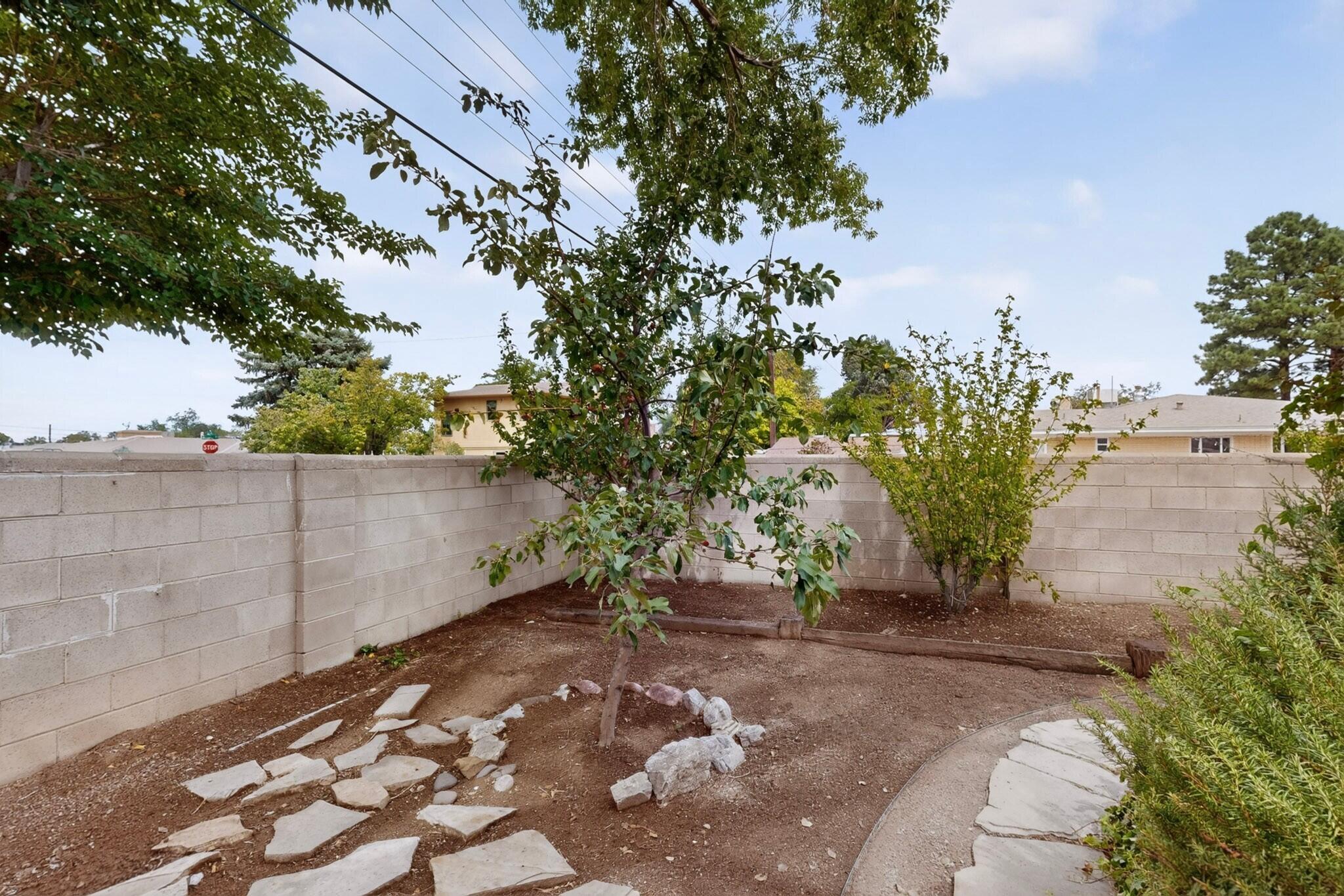 421 N La Veta Drive NE