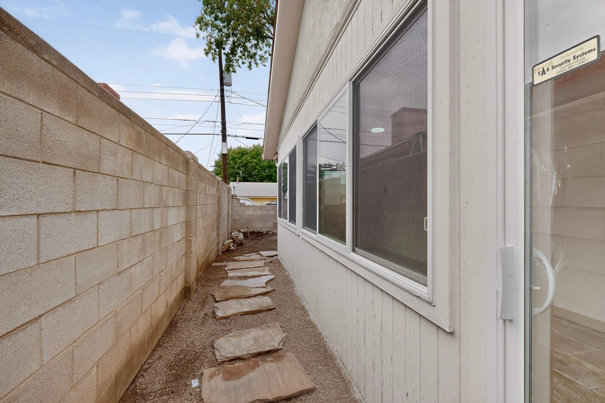 421 N La Veta Drive NE