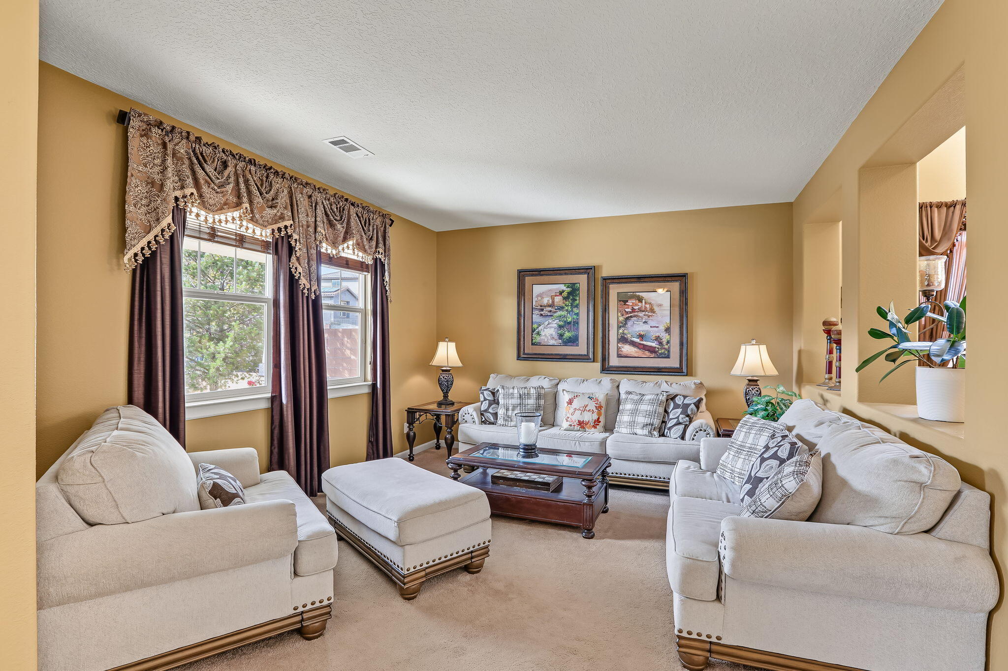 42 Los Miradores Drive NE