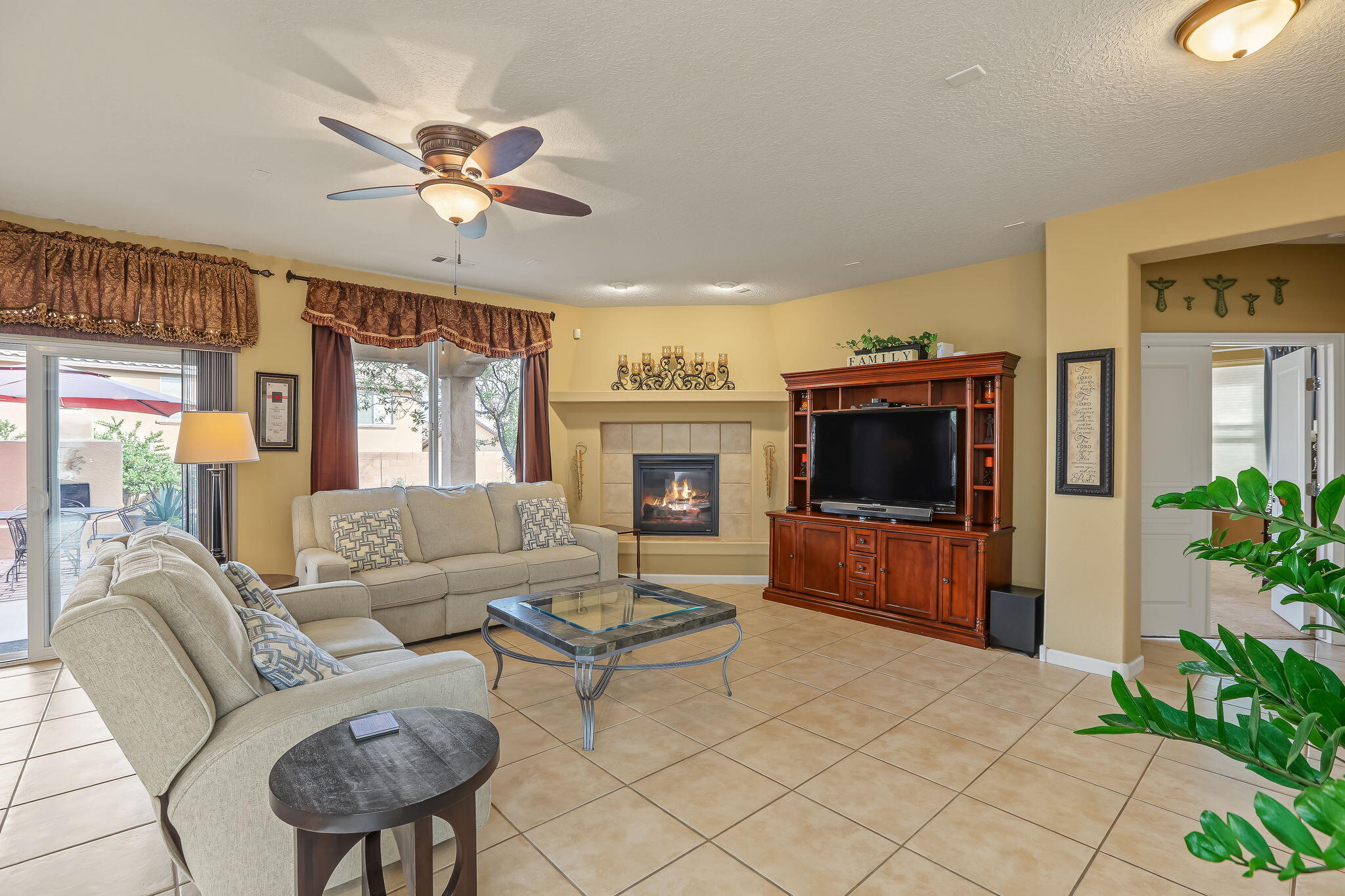 42 Los Miradores Drive NE