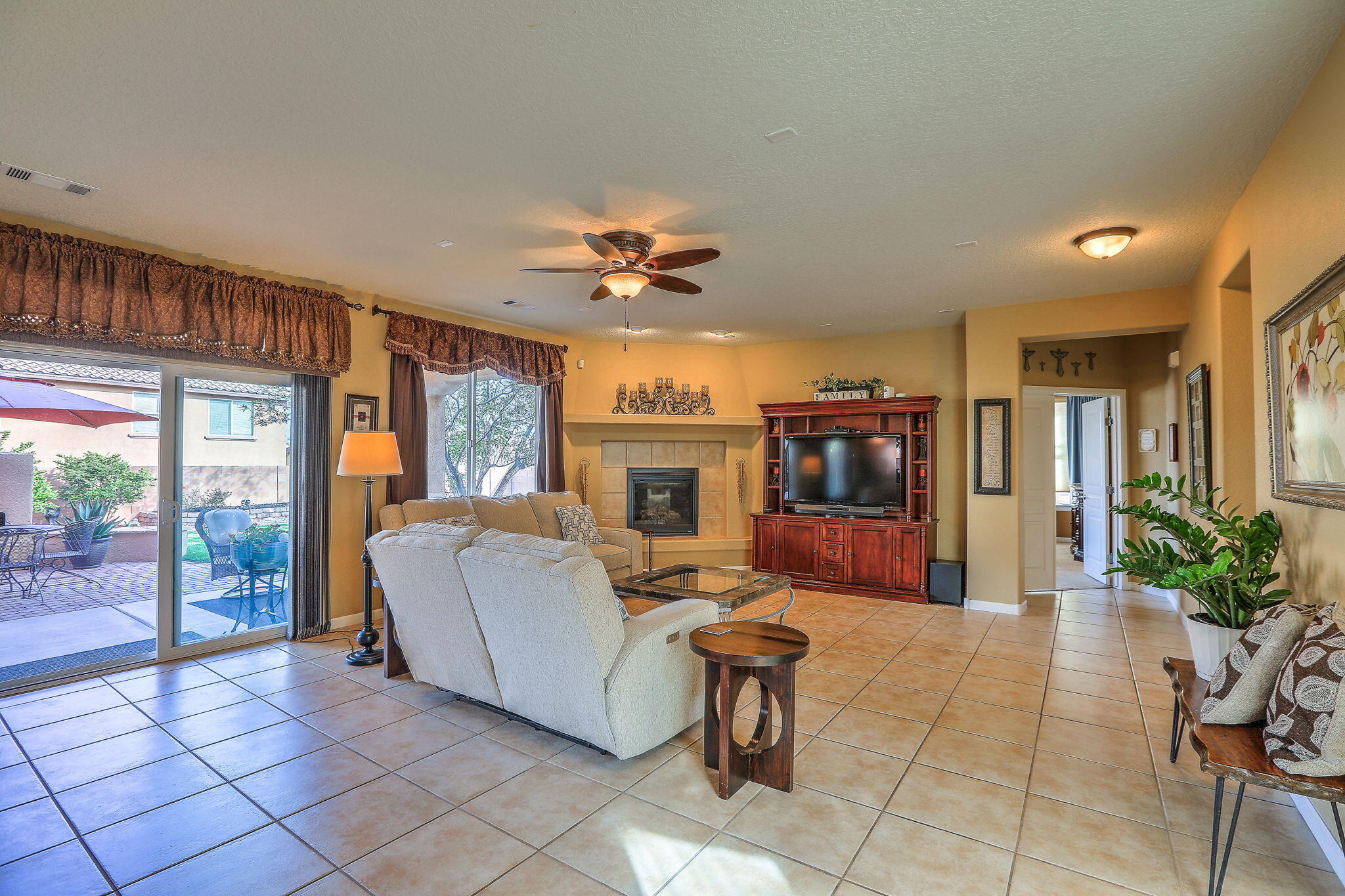 42 Los Miradores Drive NE