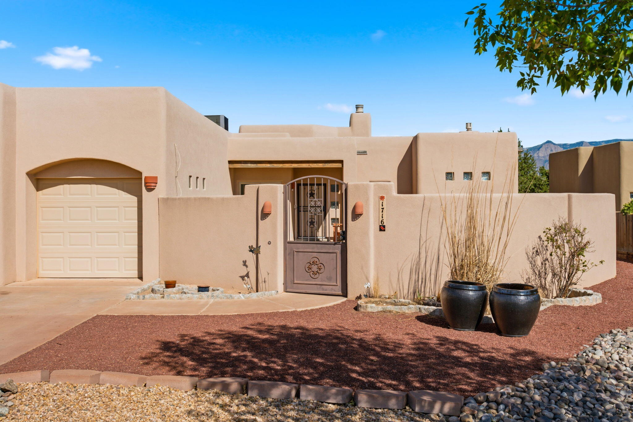 1716 Shoshone Trail NE