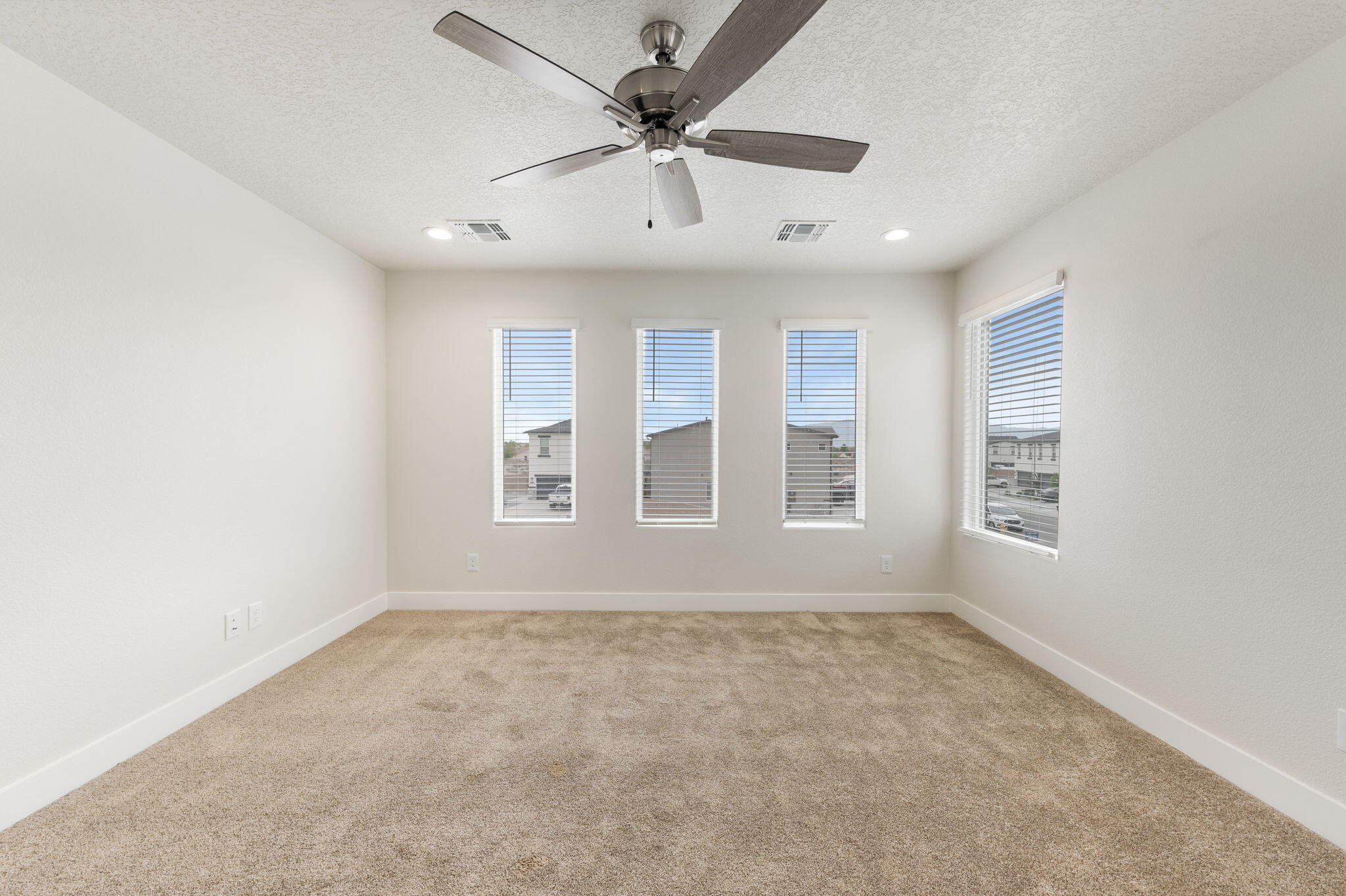 3656 Queen Court NE