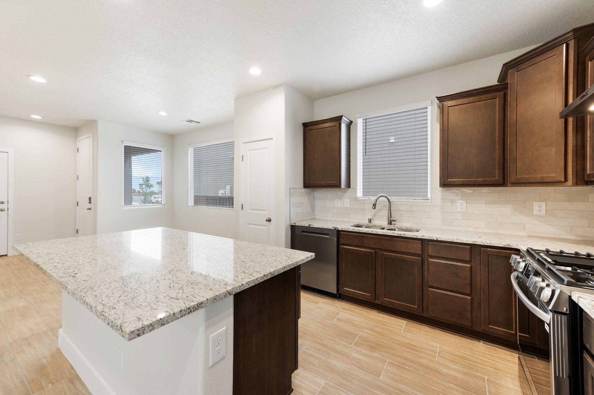 3656 Queen Court NE