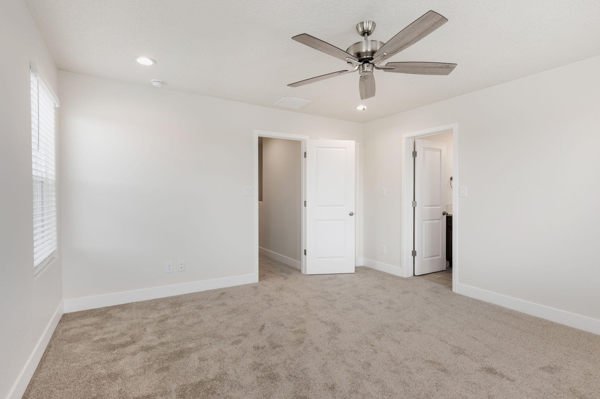 3656 Queen Court NE