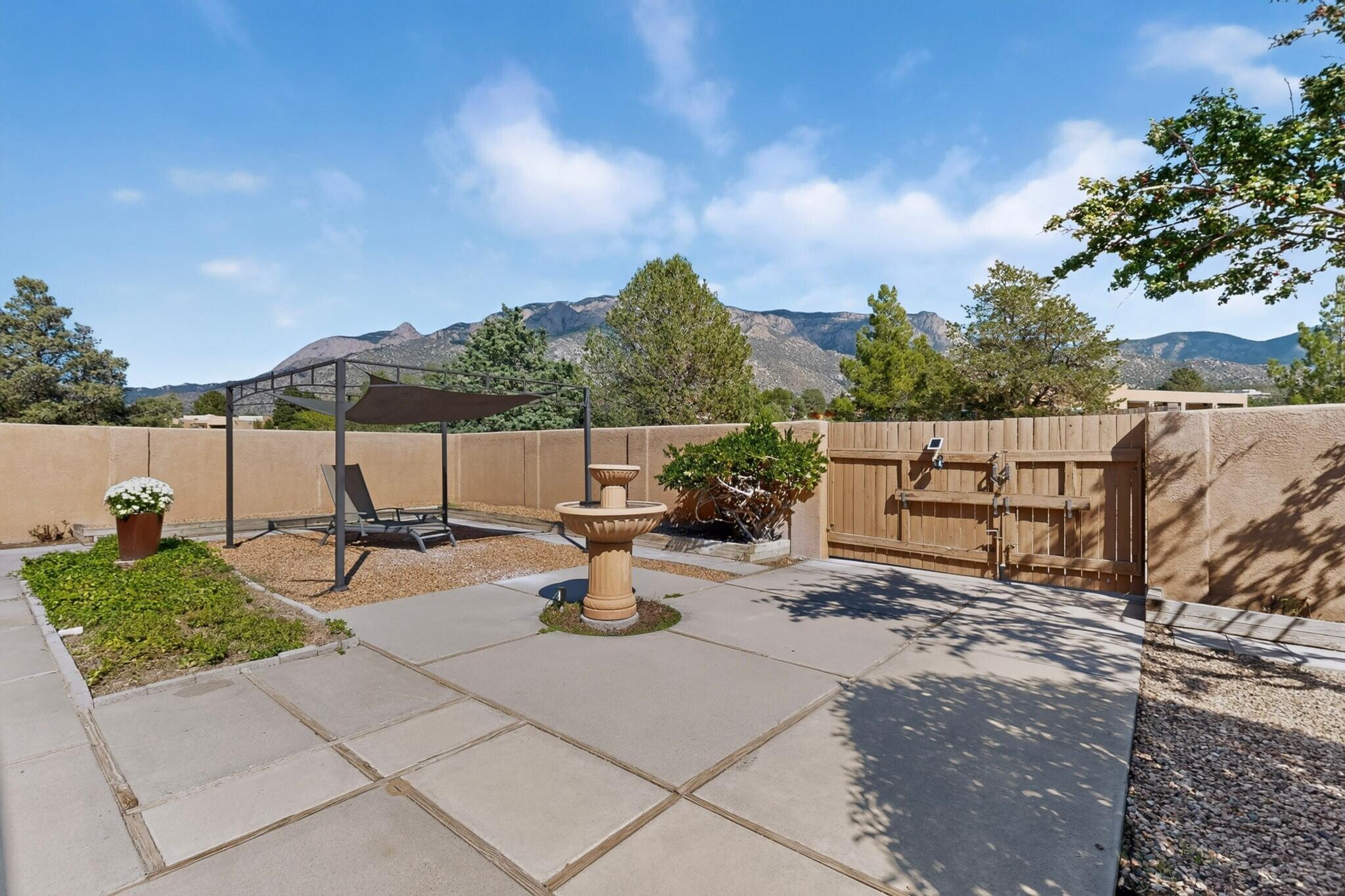 450 Live Oak Lane NE